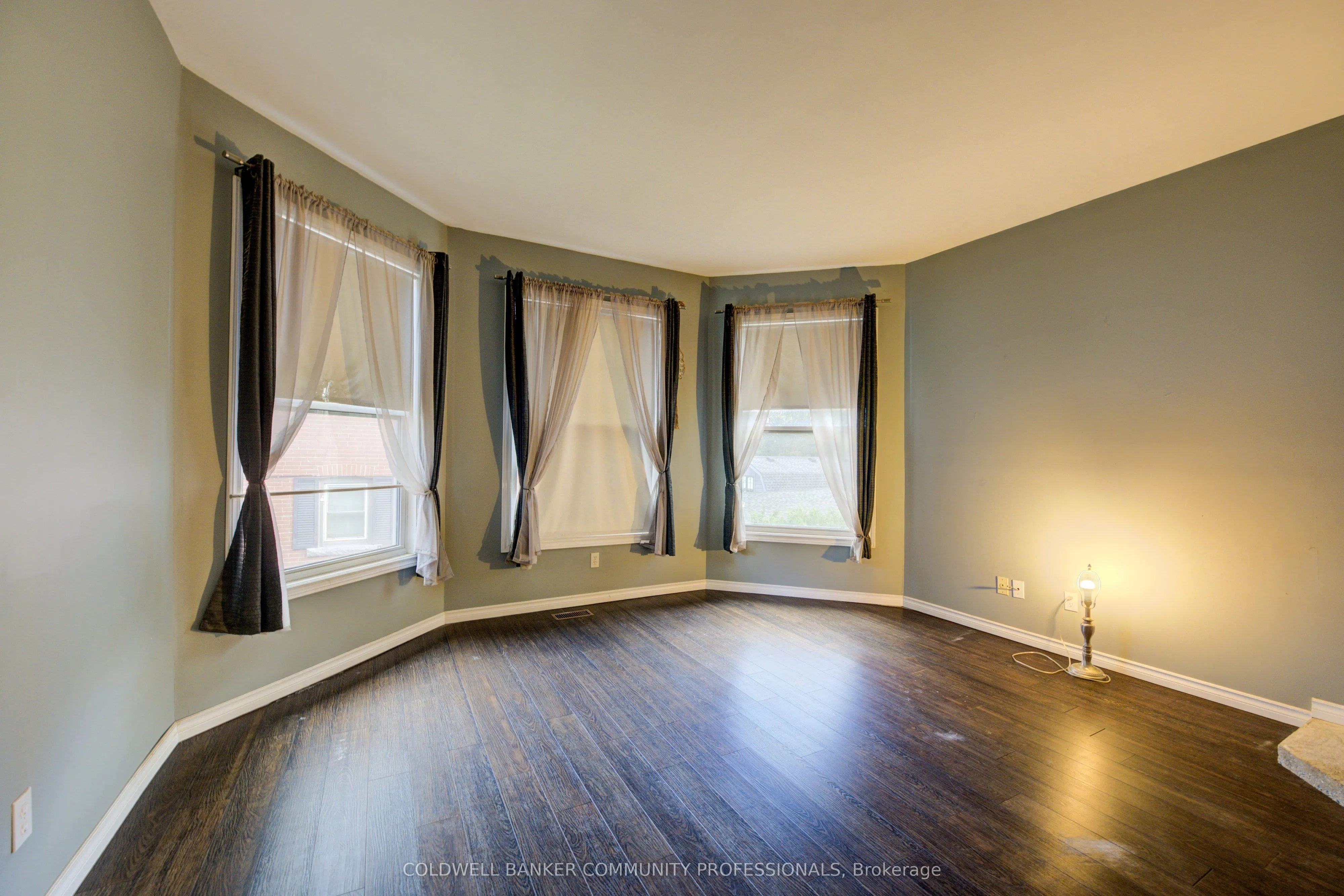7 Robinson Street S