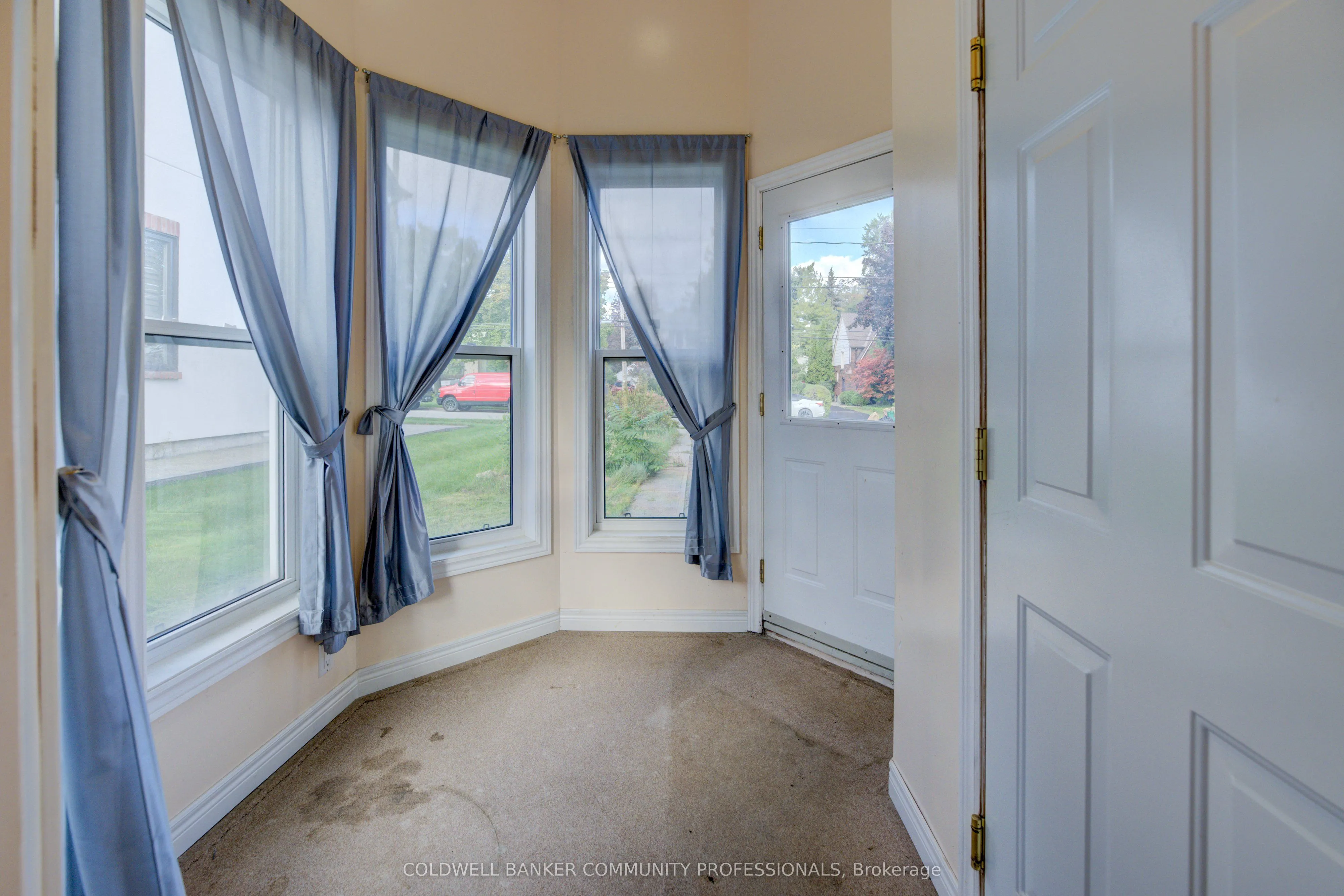 7 Robinson Street S