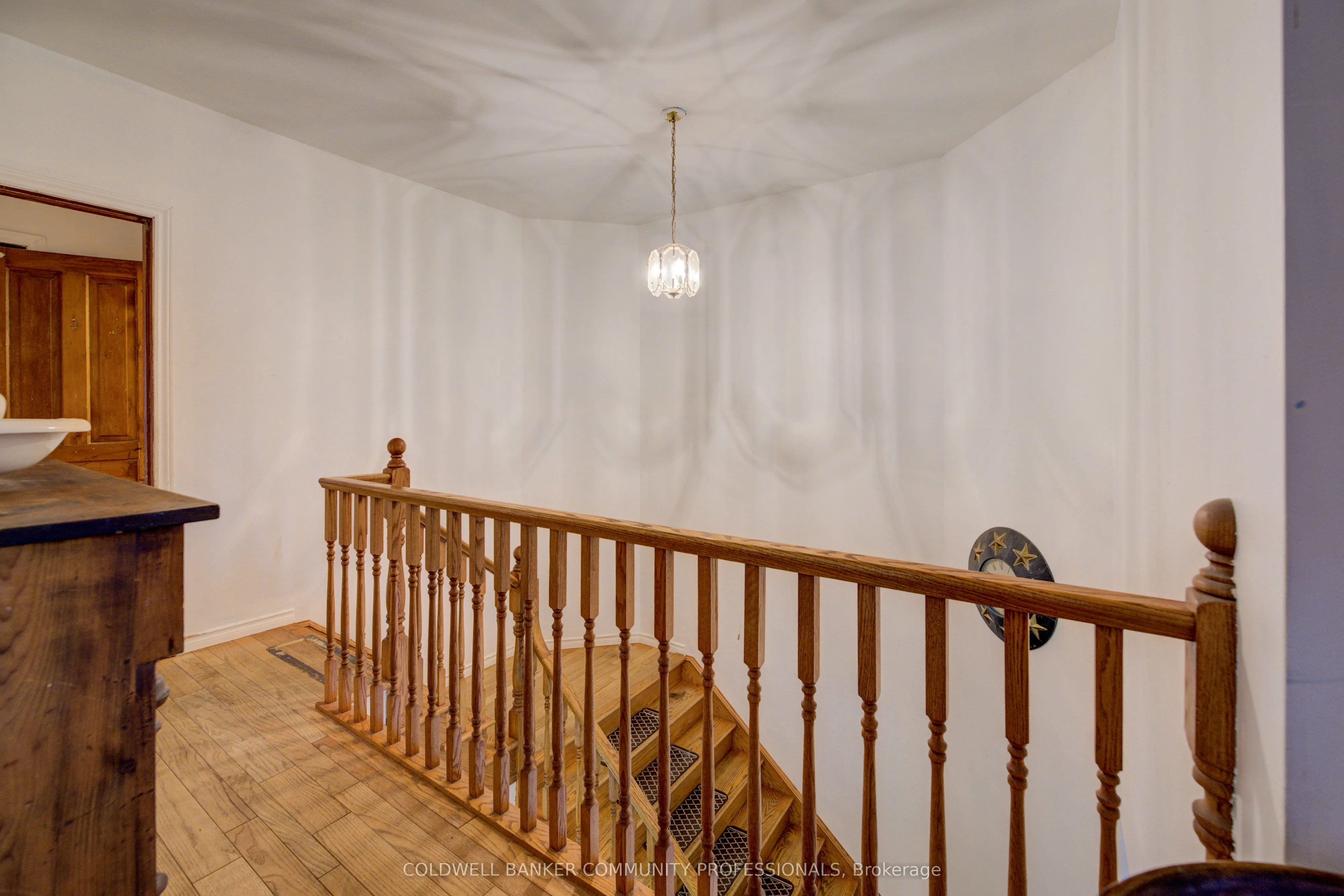 7 Robinson Street S
