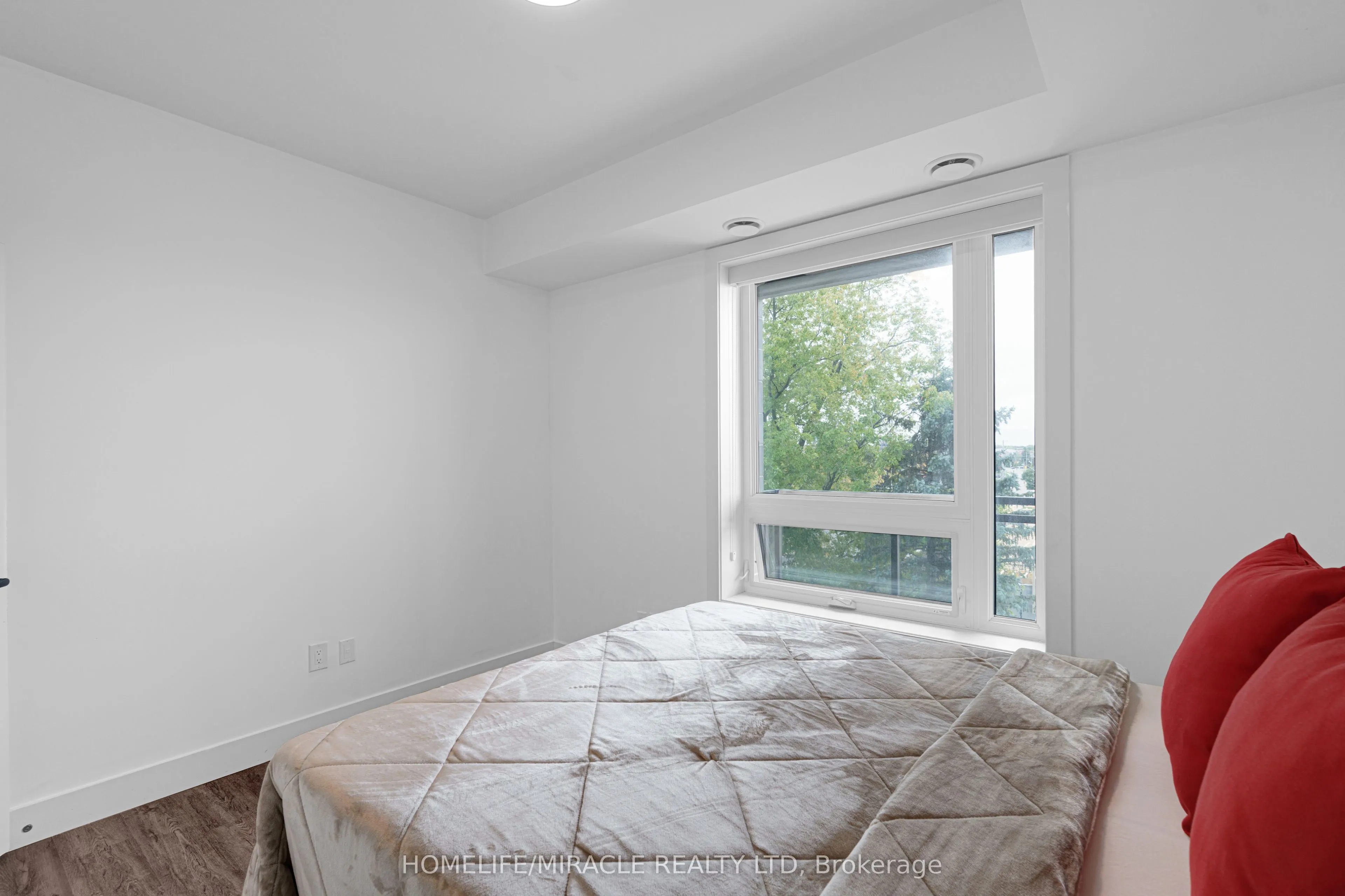 26 Lowes Road W, #402
