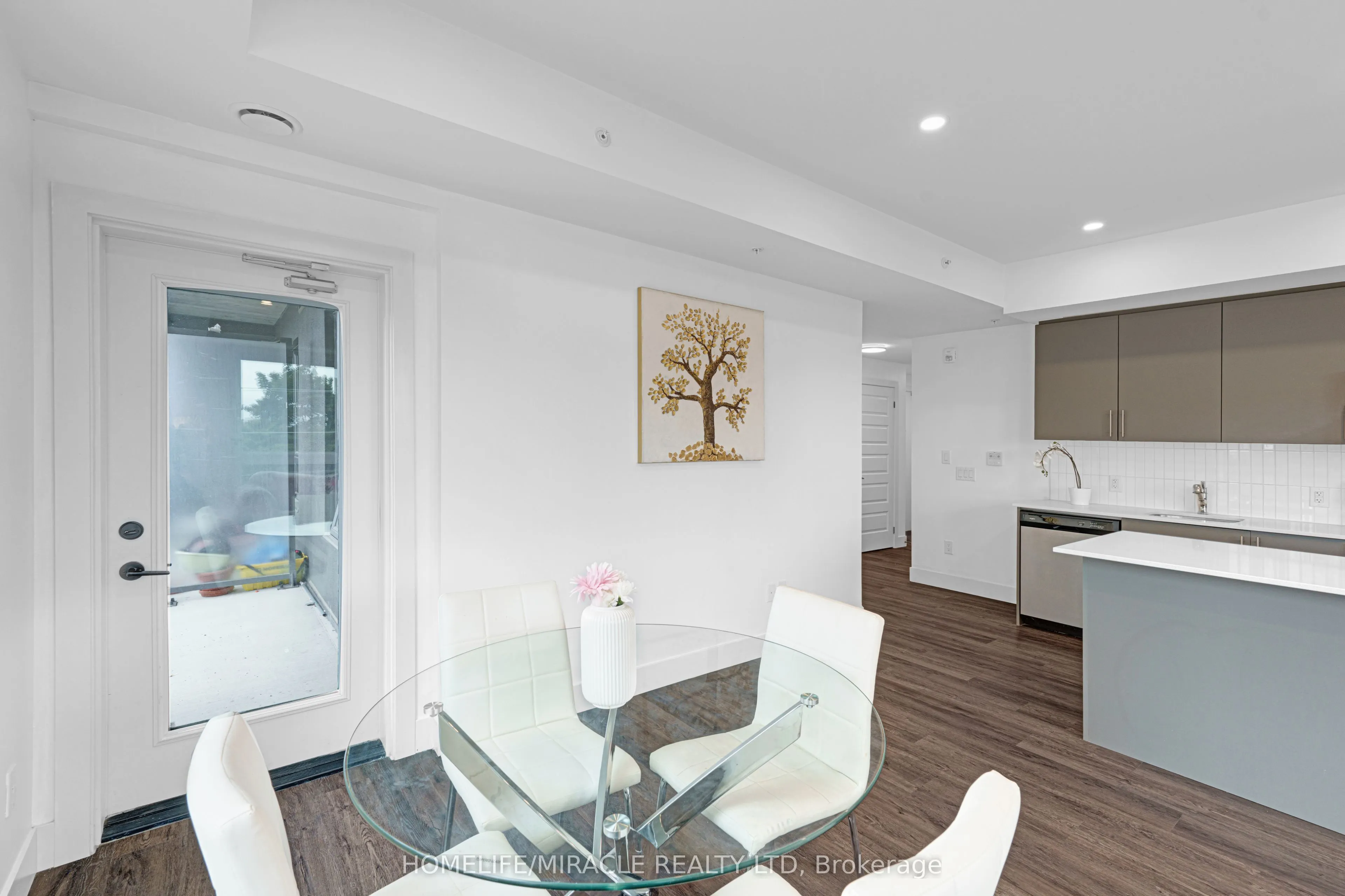 26 Lowes Road W, #402