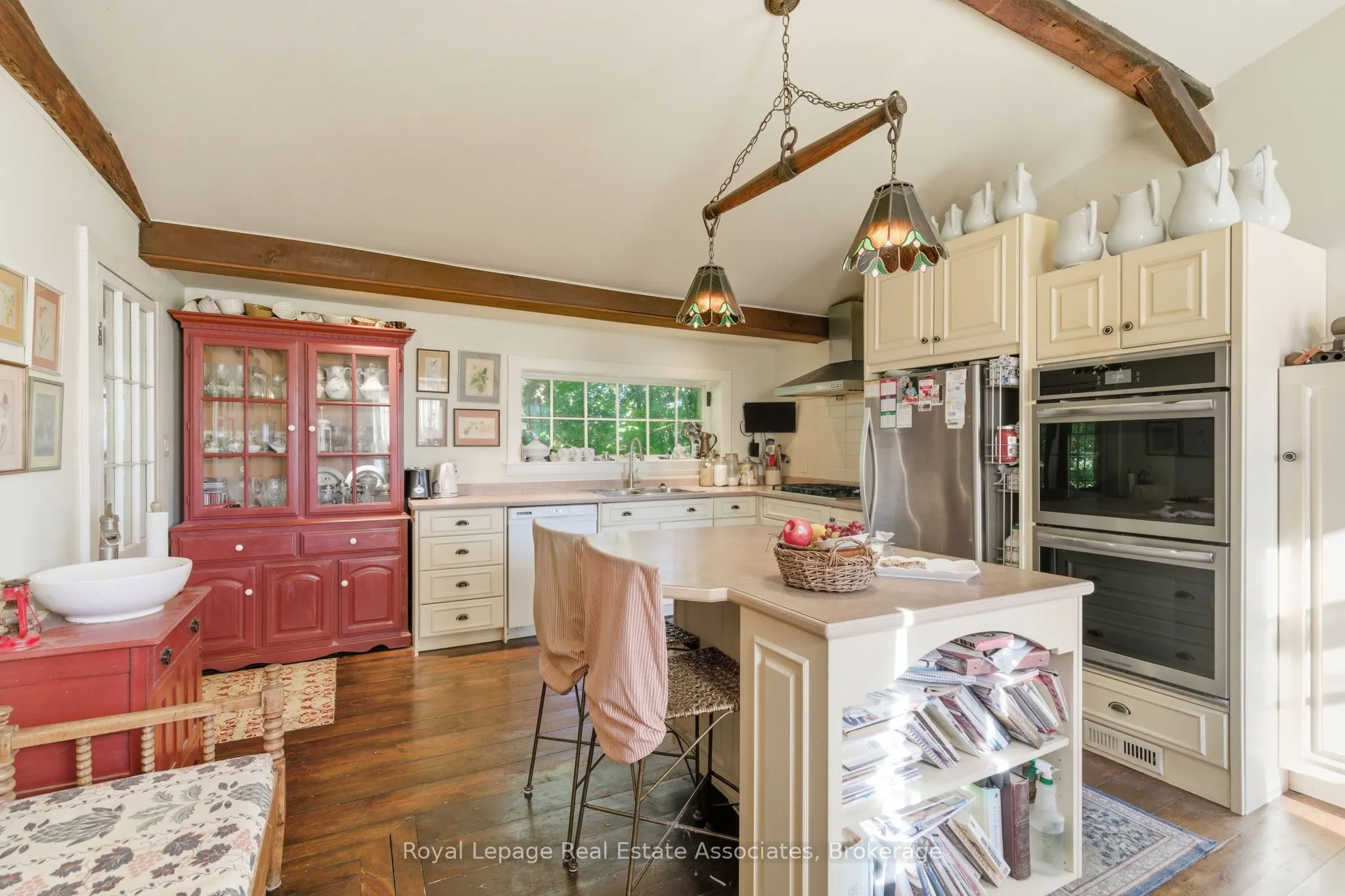 52 Grand River Street S
