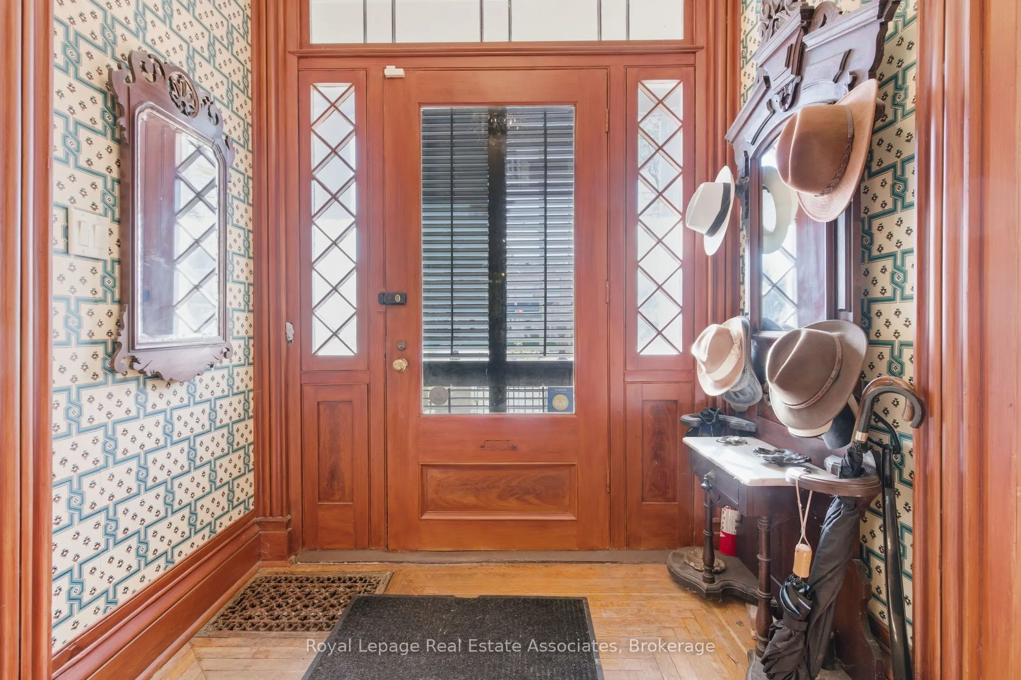 52 Grand River Street S