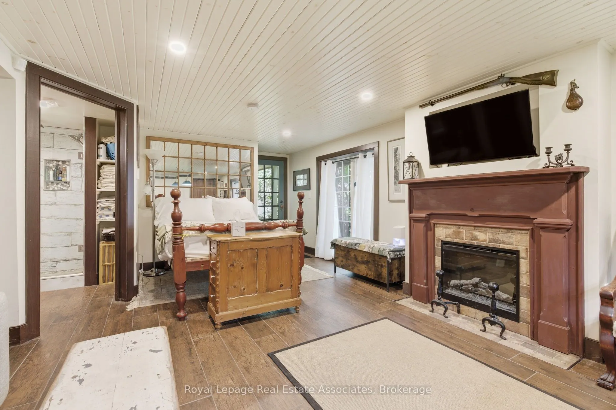 52 Grand River Street S