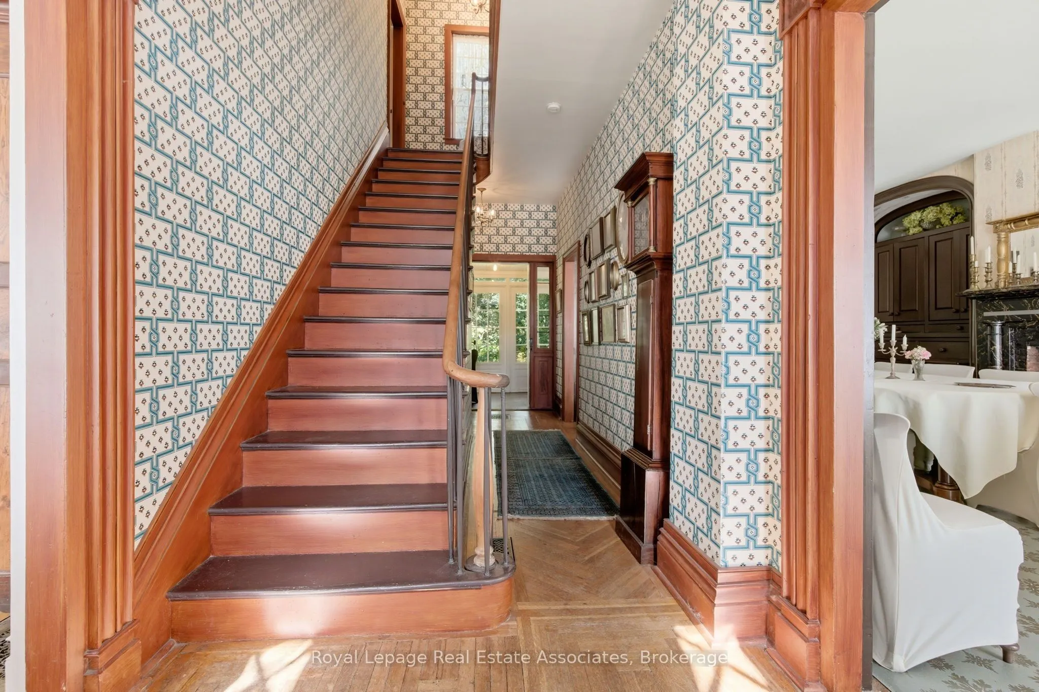 52 Grand River Street S