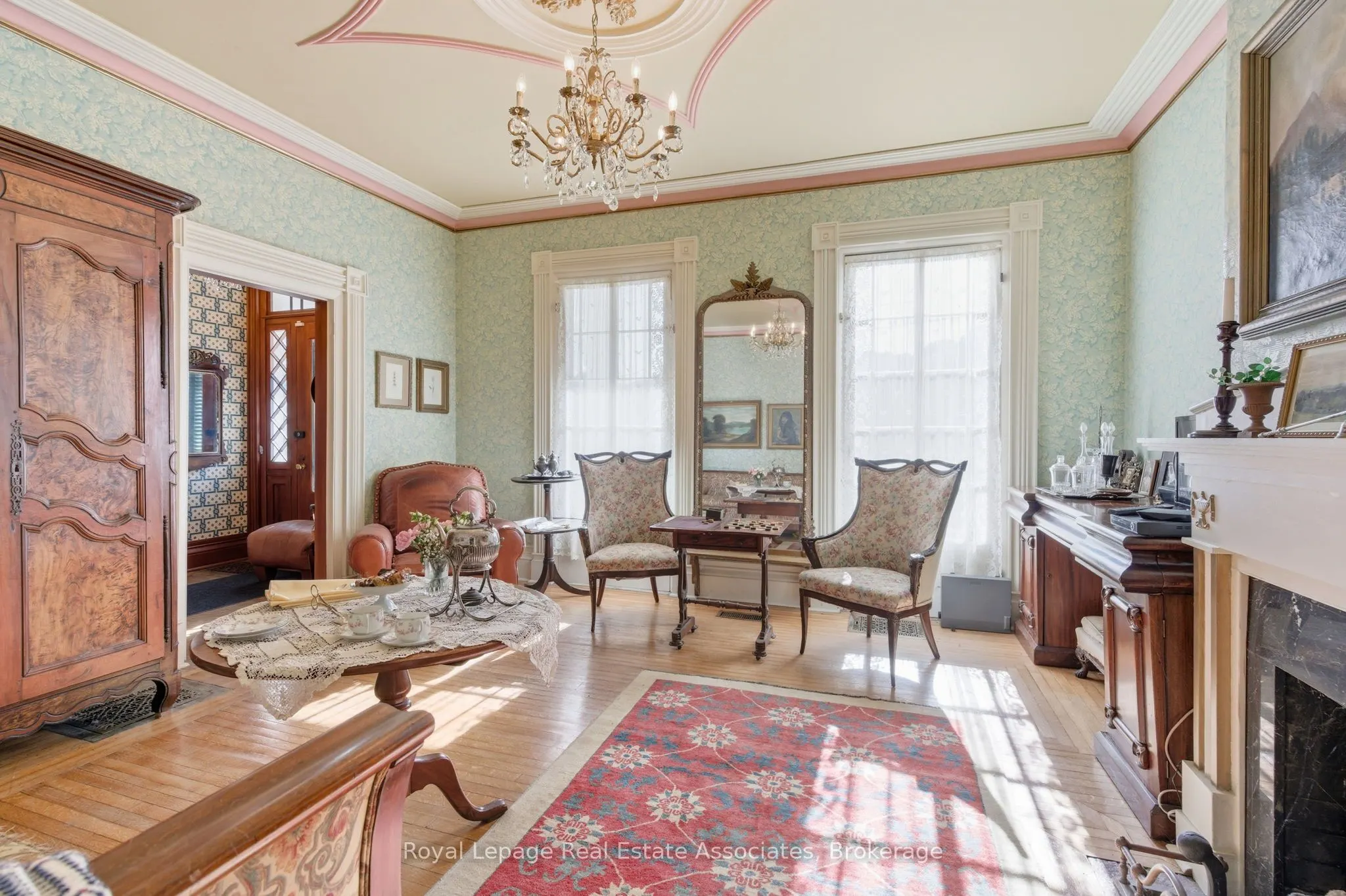52 Grand River Street S