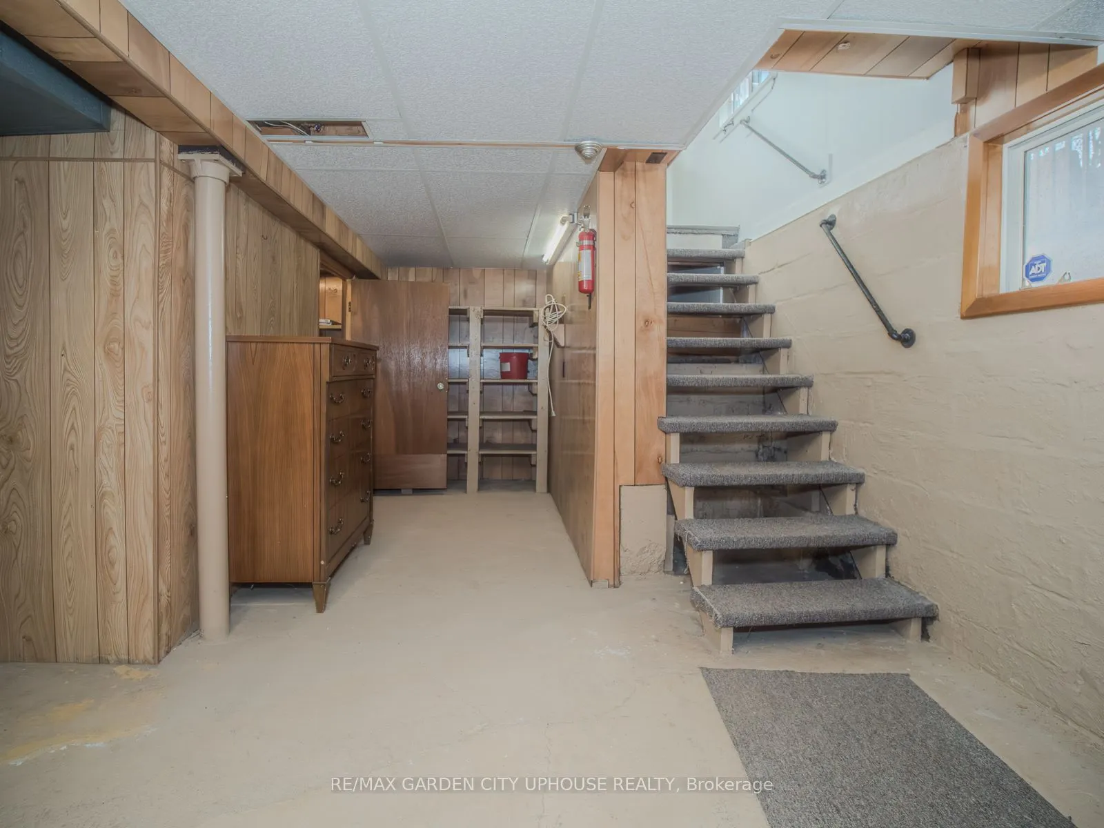 42 Grantham Avenue S