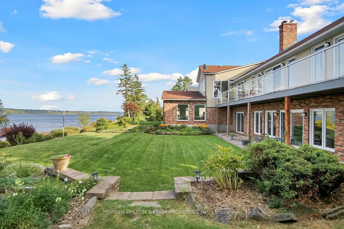 2998 Barlow Crescent