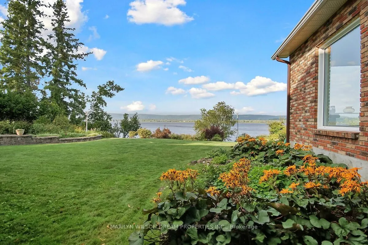 2998 Barlow Crescent