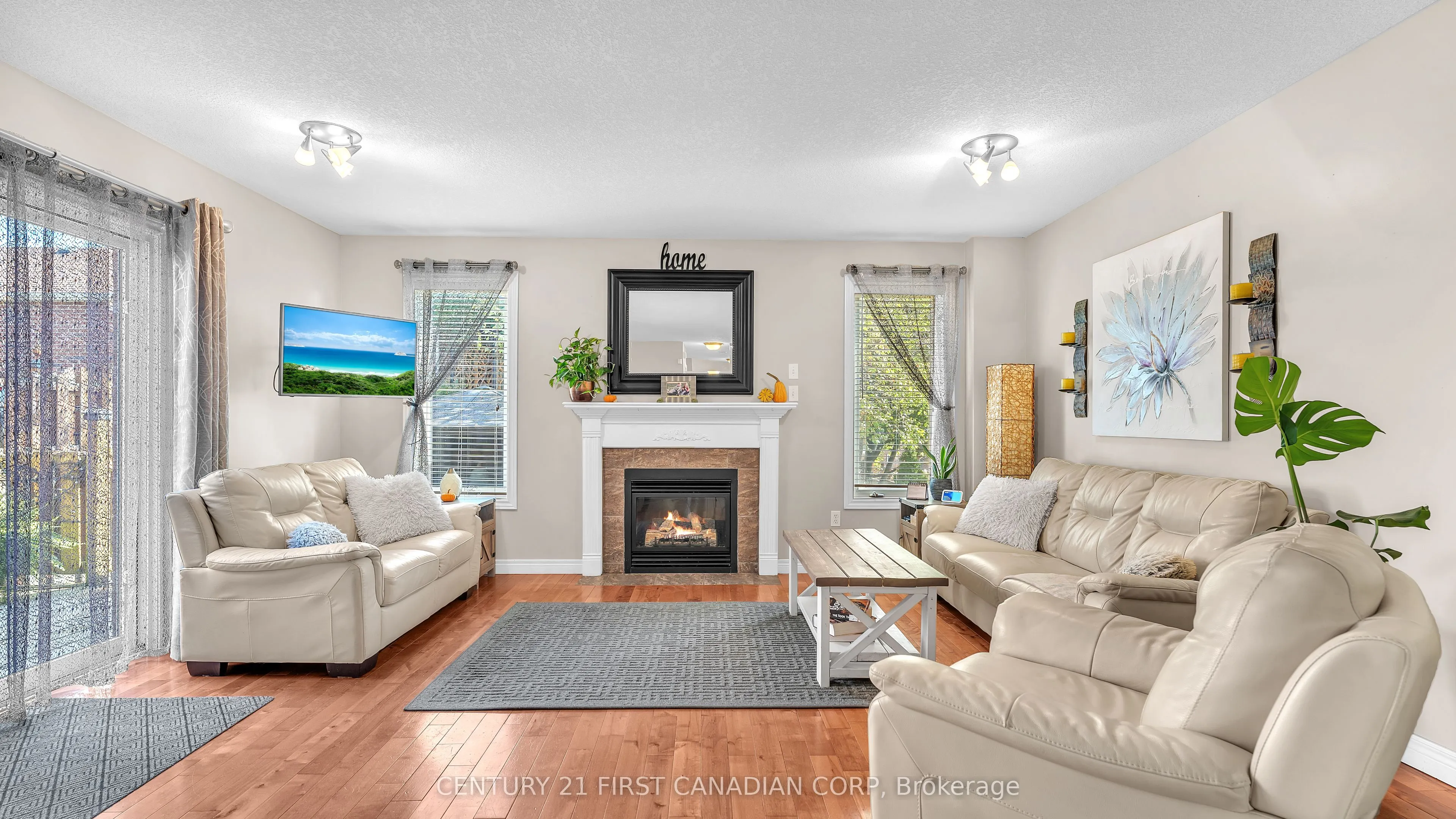 916 Cresthaven Crescent