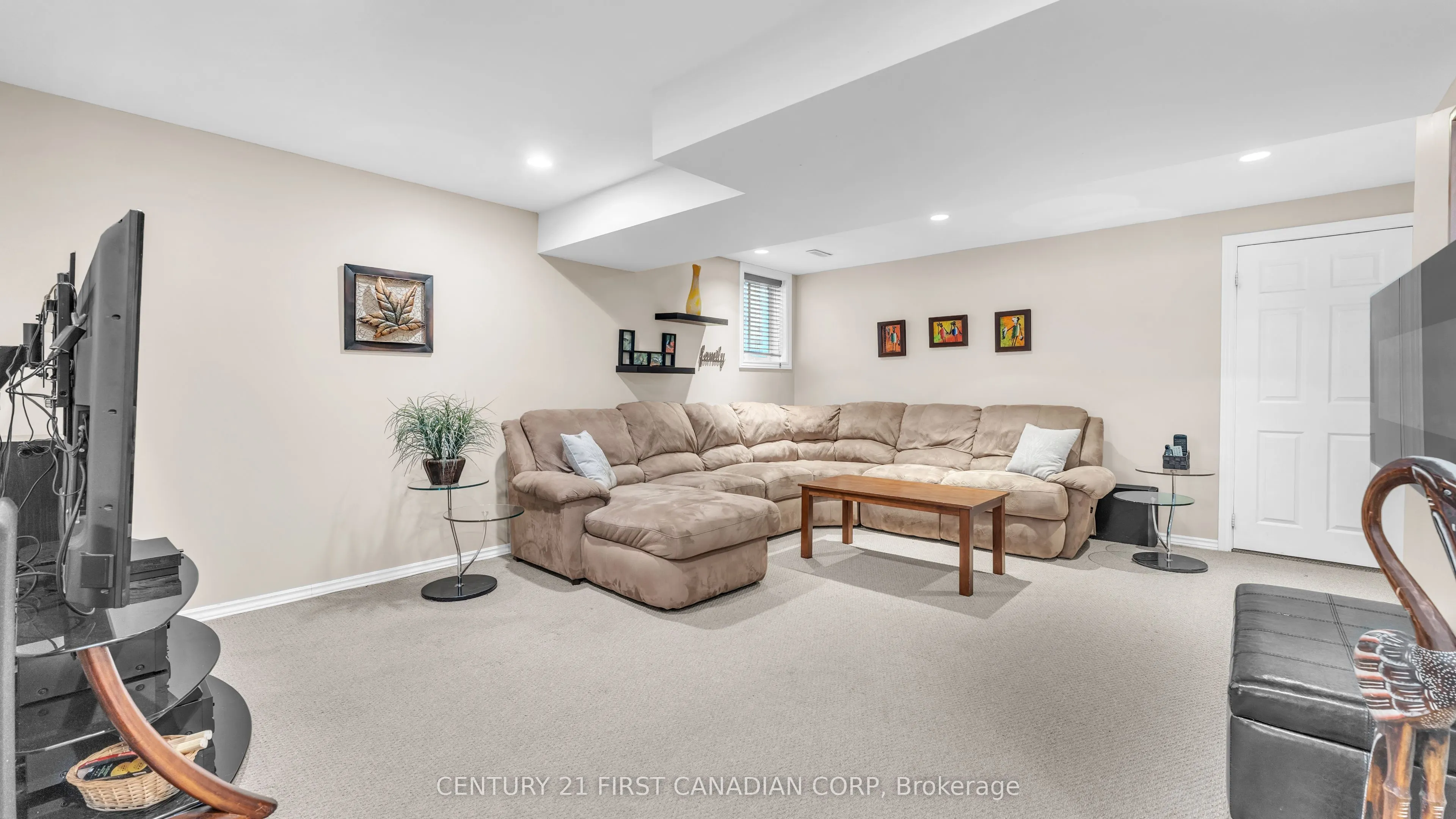 916 Cresthaven Crescent
