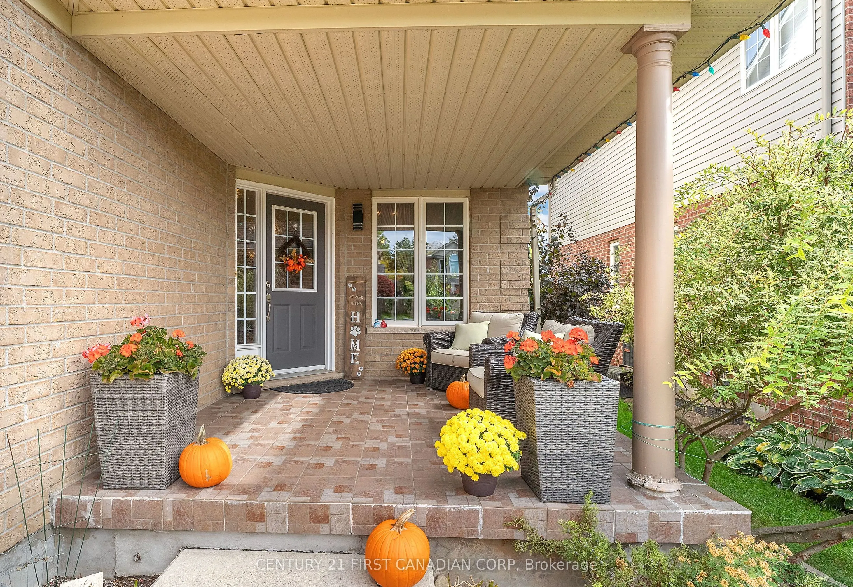 916 Cresthaven Crescent