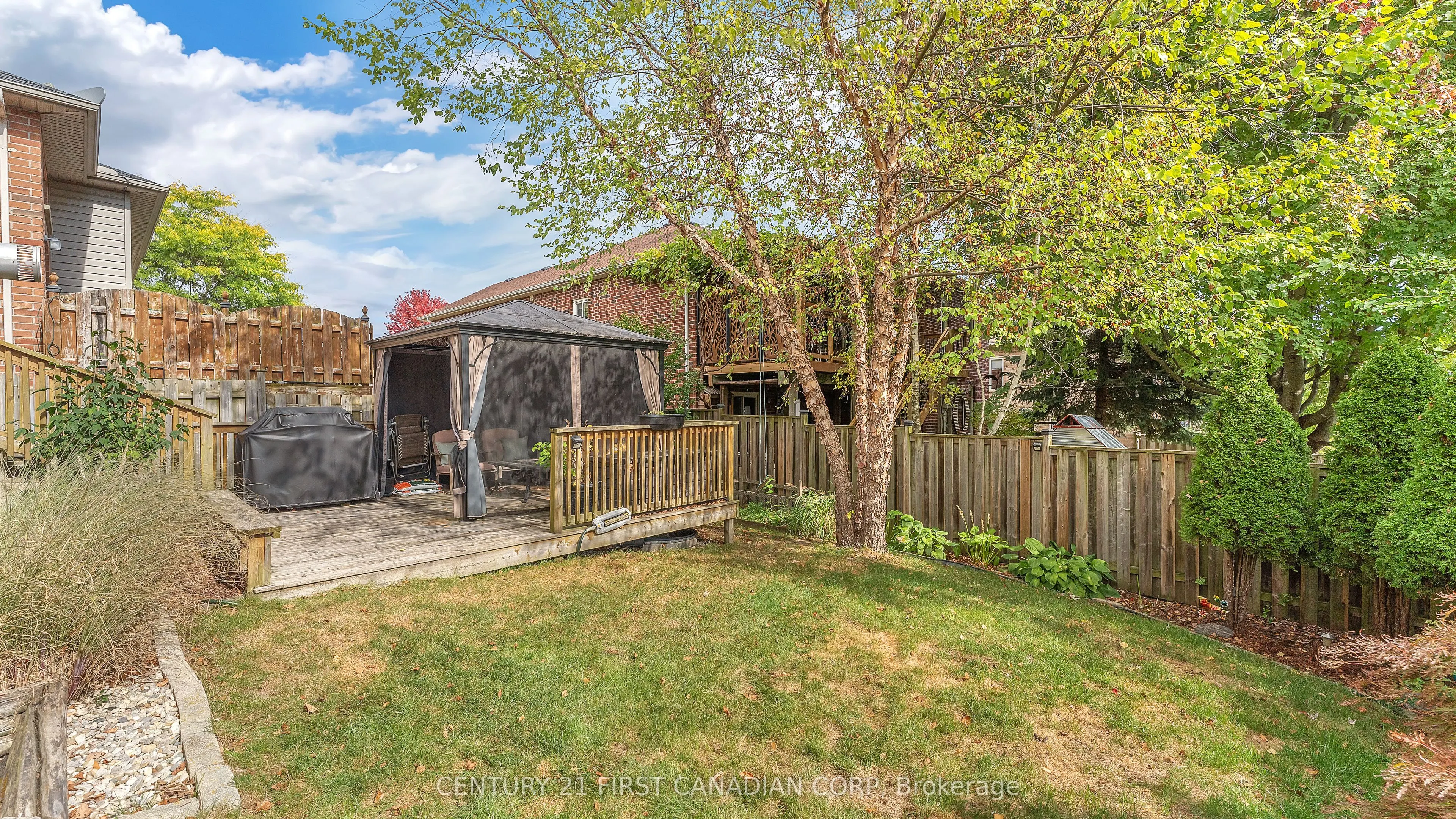 916 Cresthaven Crescent