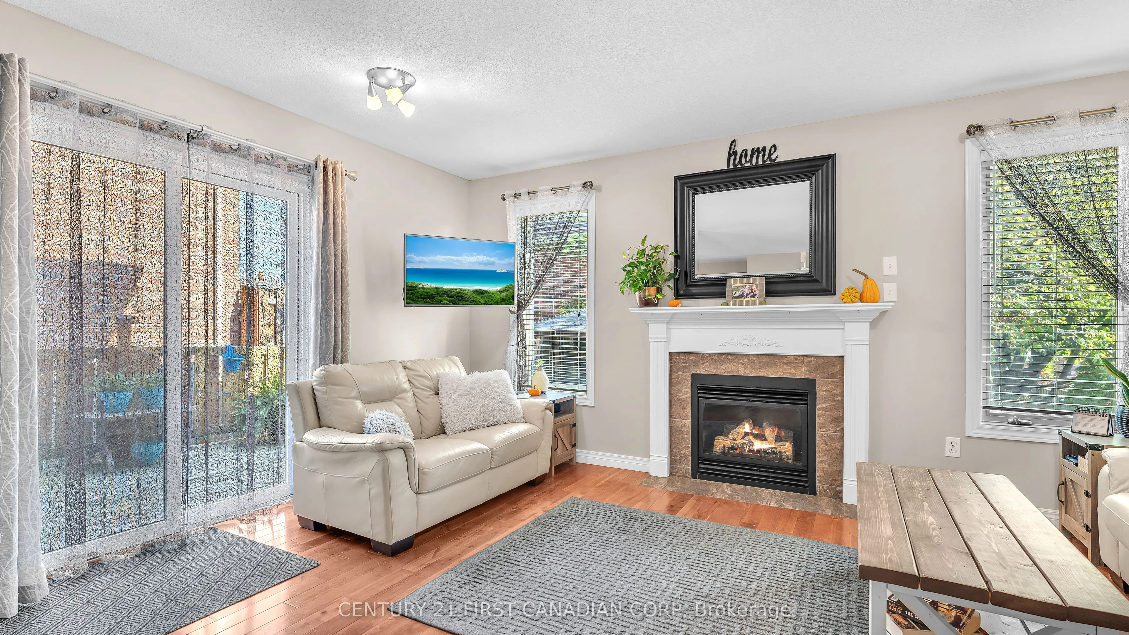 916 Cresthaven Crescent