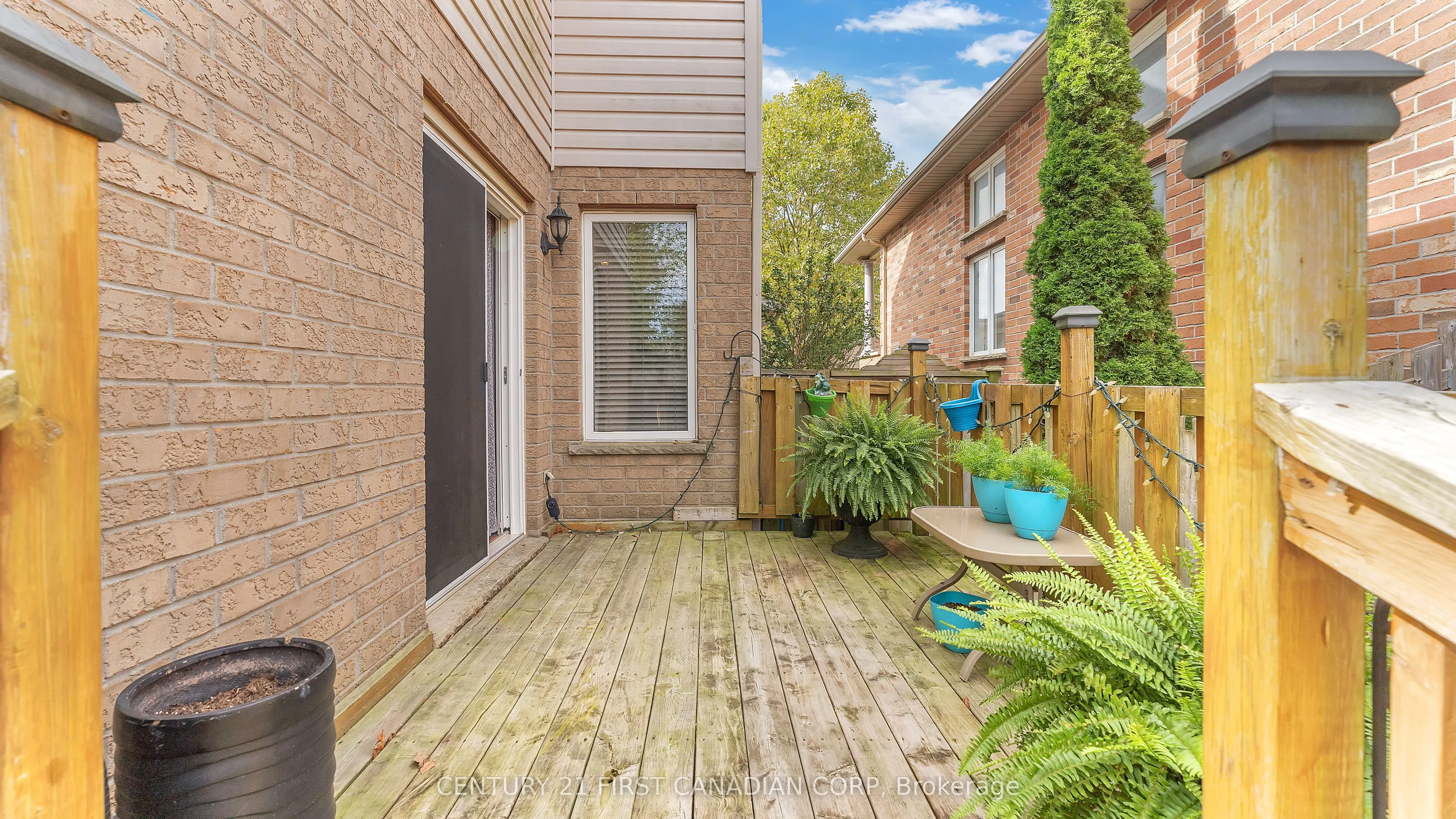 916 Cresthaven Crescent