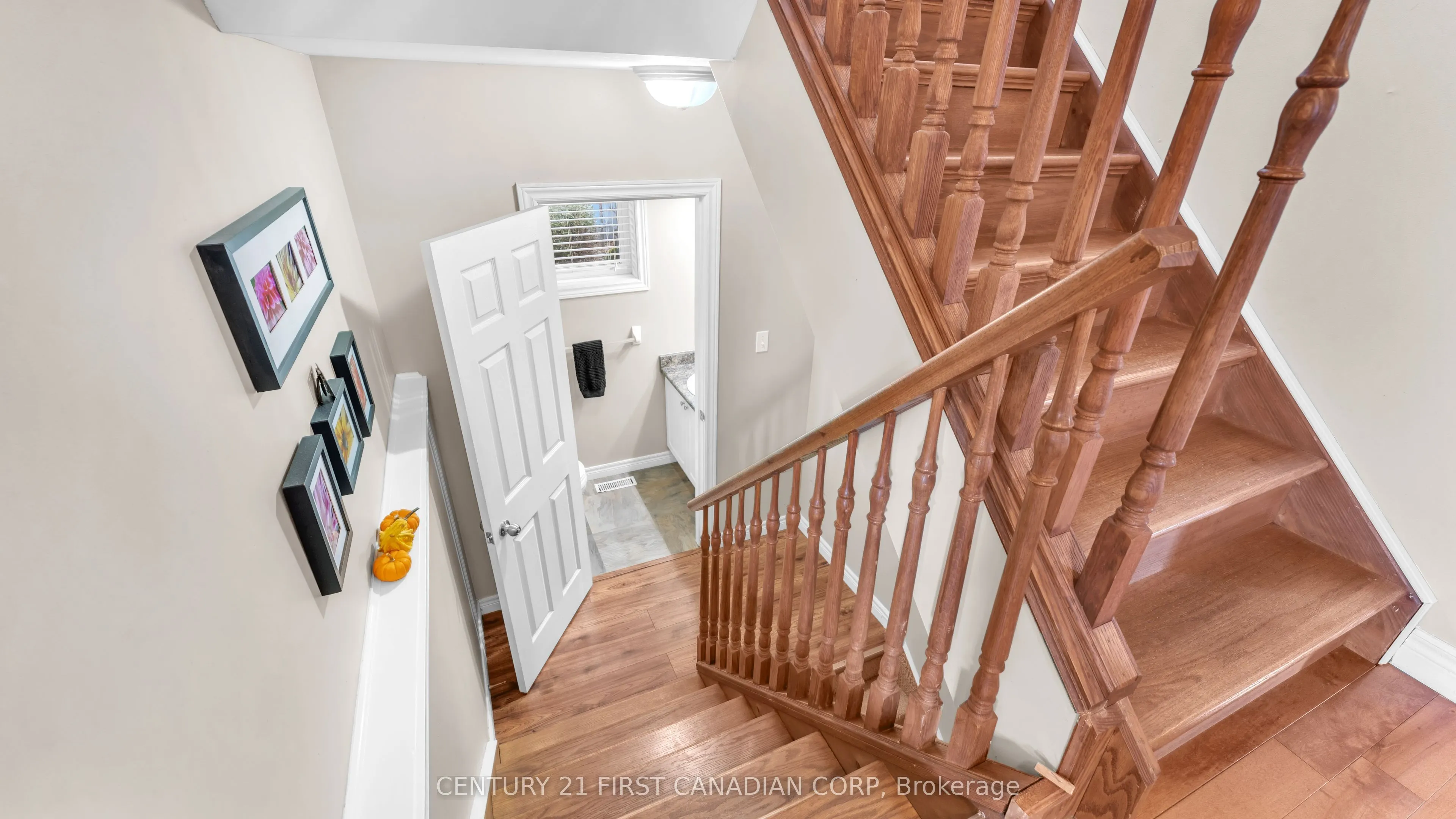 916 Cresthaven Crescent