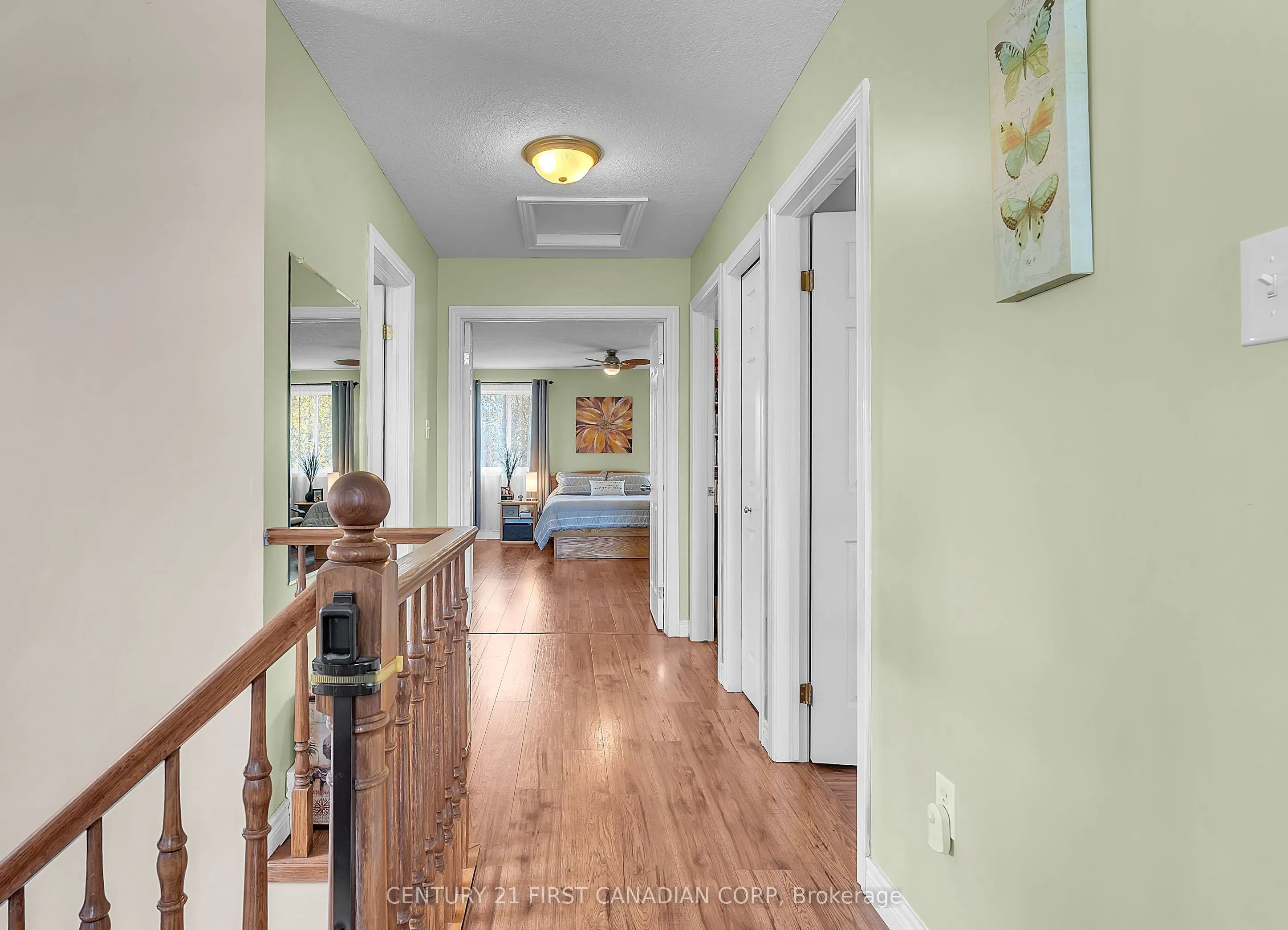 916 Cresthaven Crescent