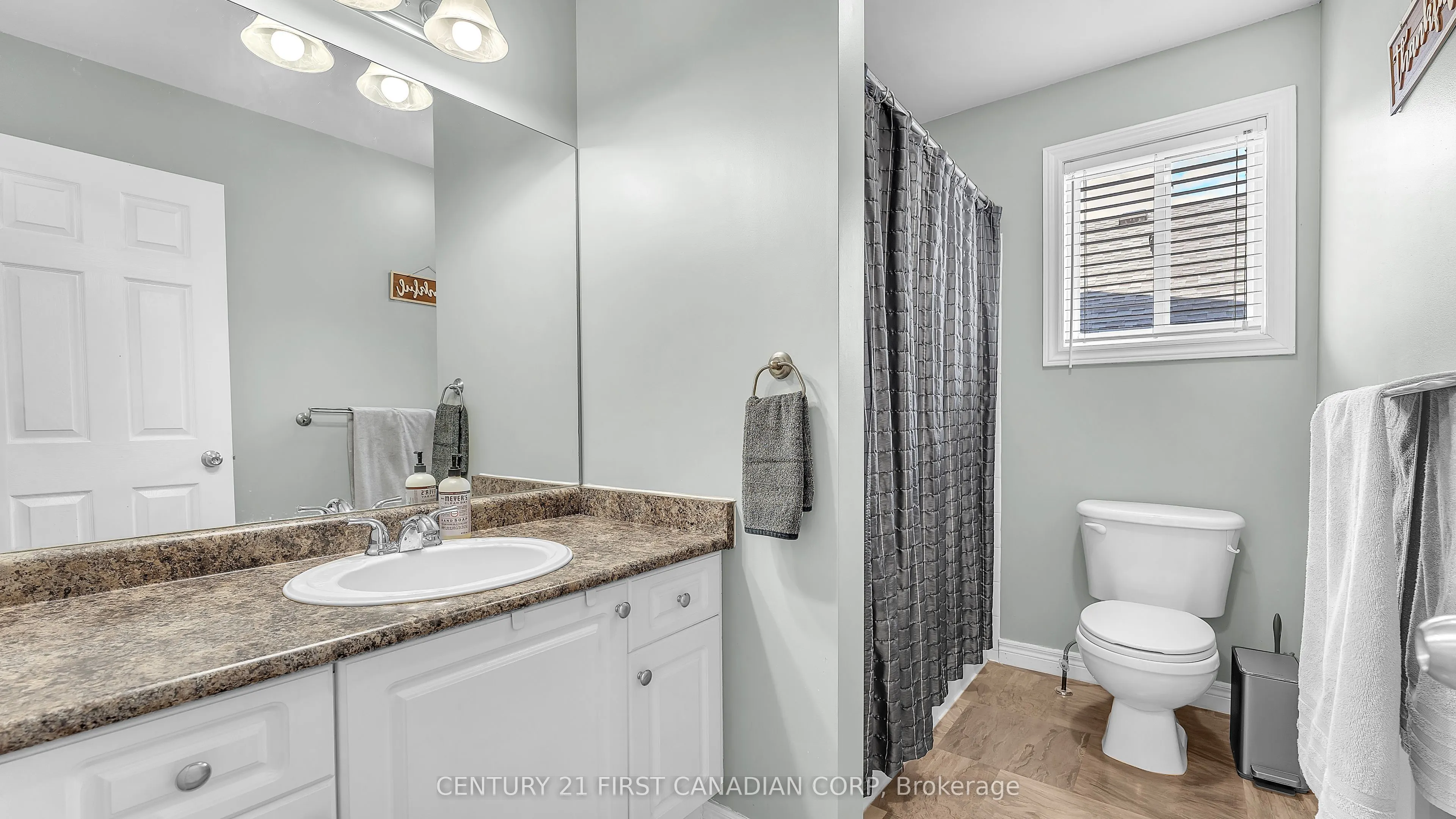 916 Cresthaven Crescent