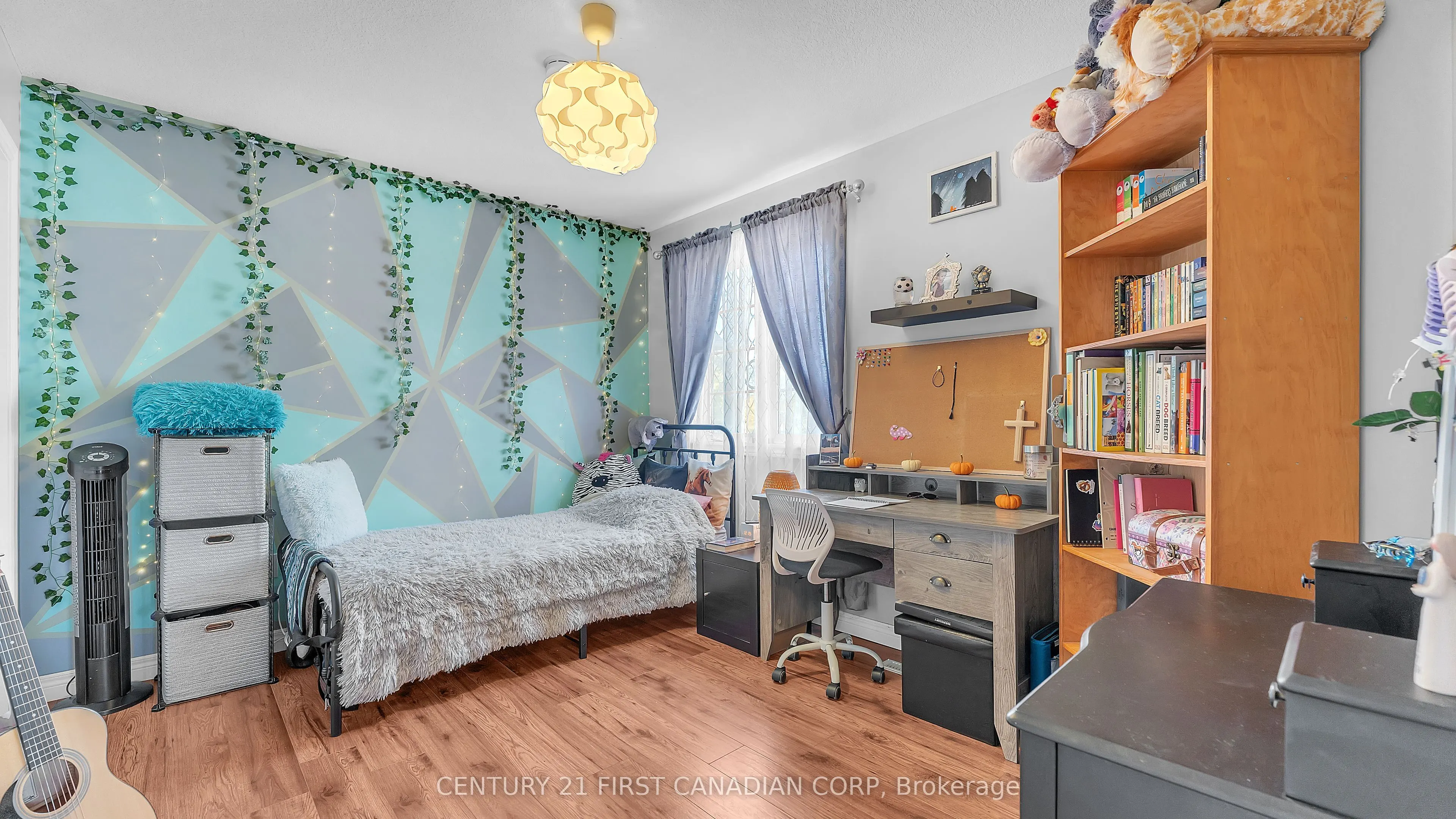 916 Cresthaven Crescent