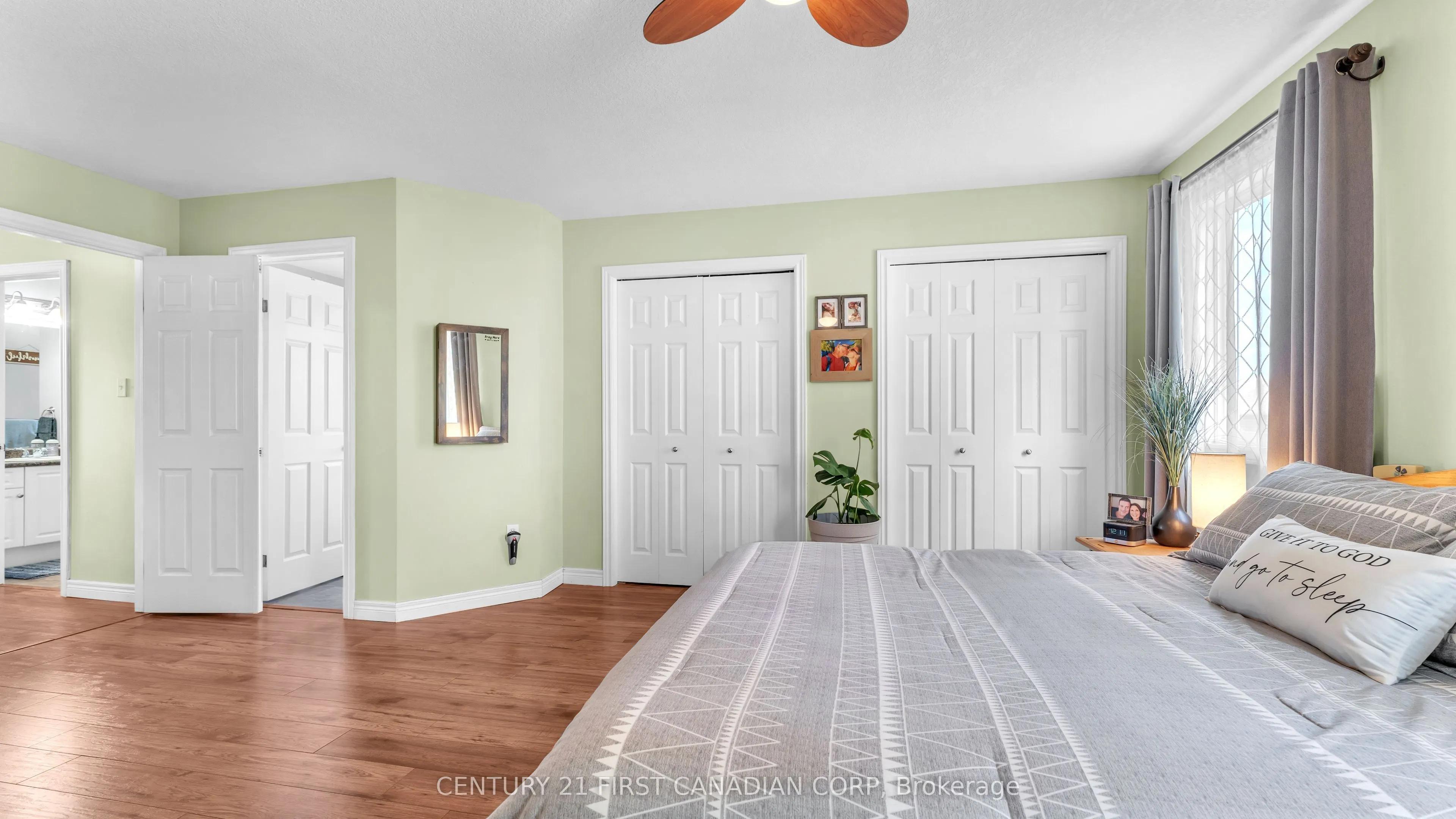 916 Cresthaven Crescent