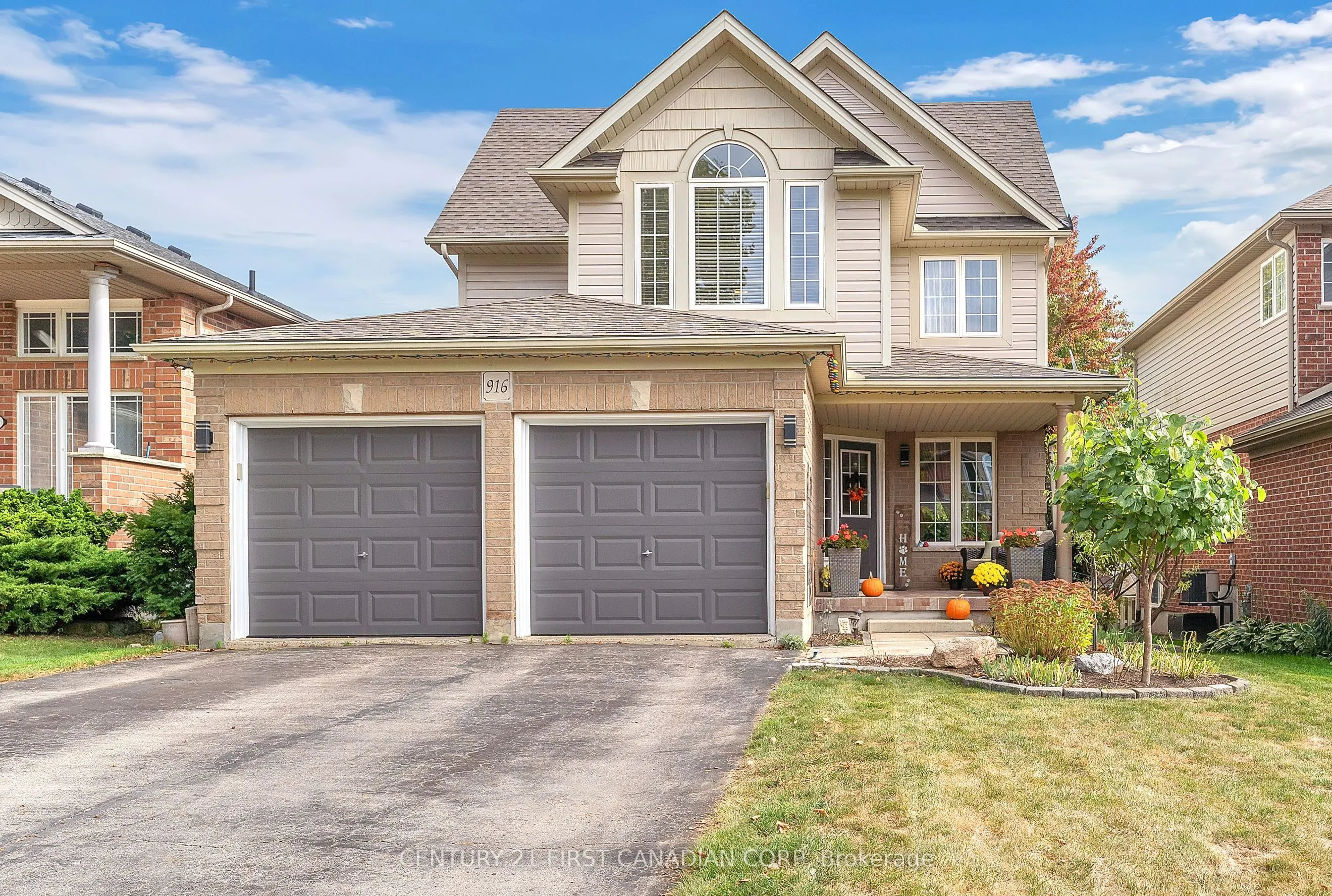 916 Cresthaven Crescent