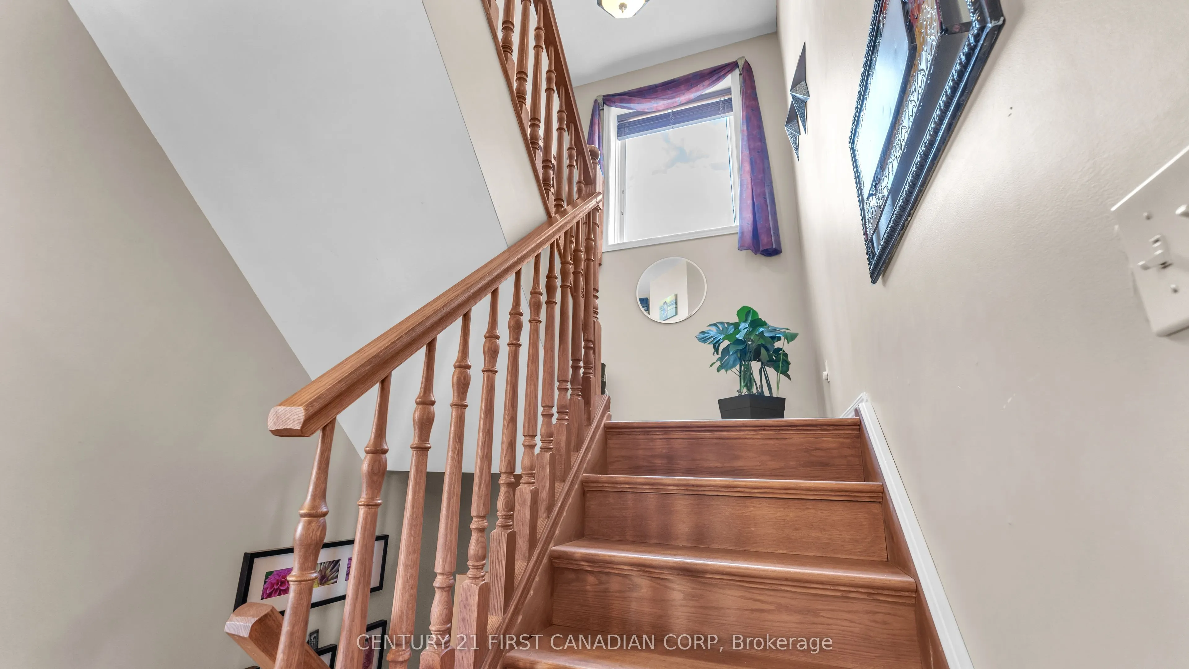916 Cresthaven Crescent