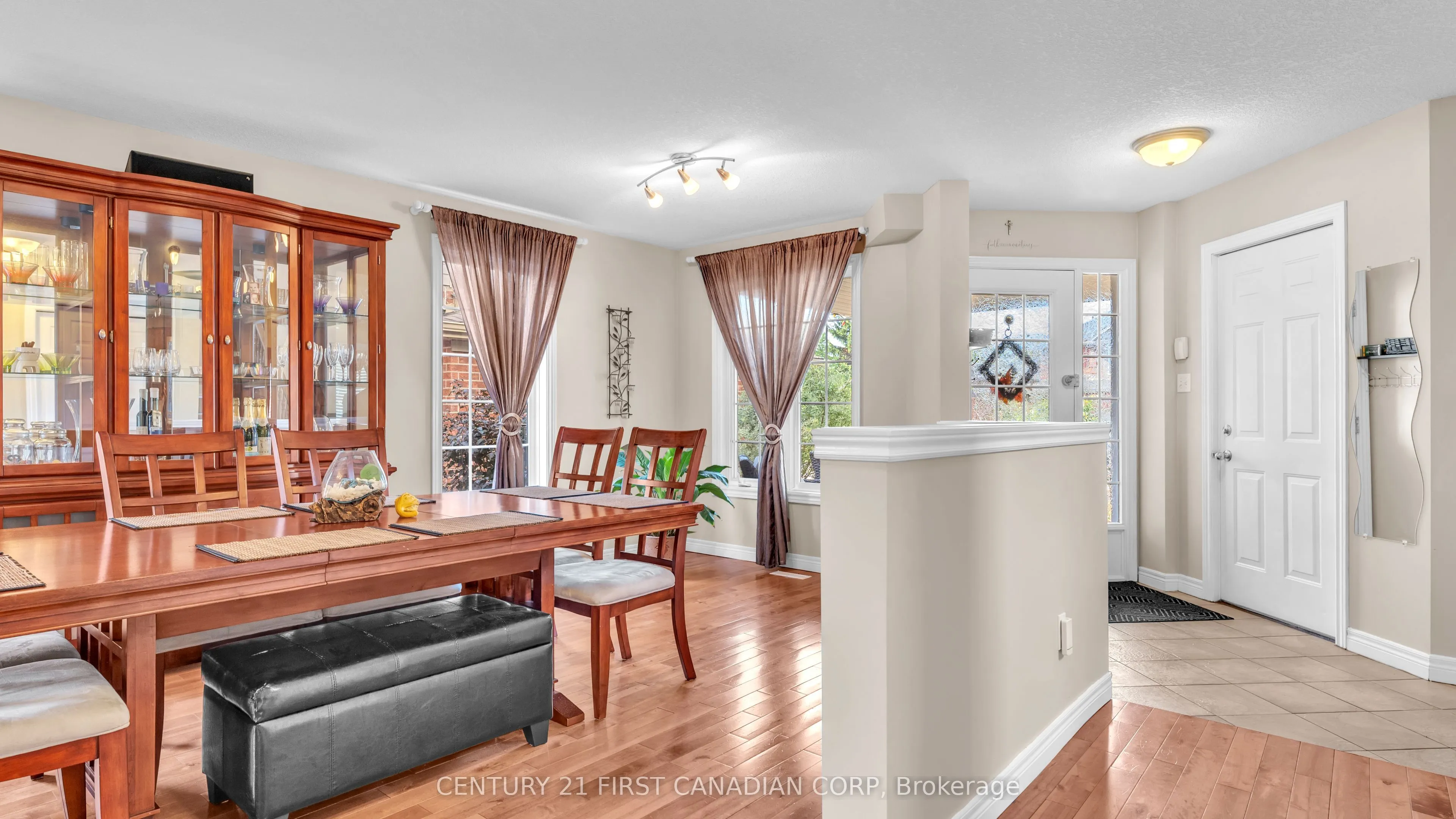 916 Cresthaven Crescent