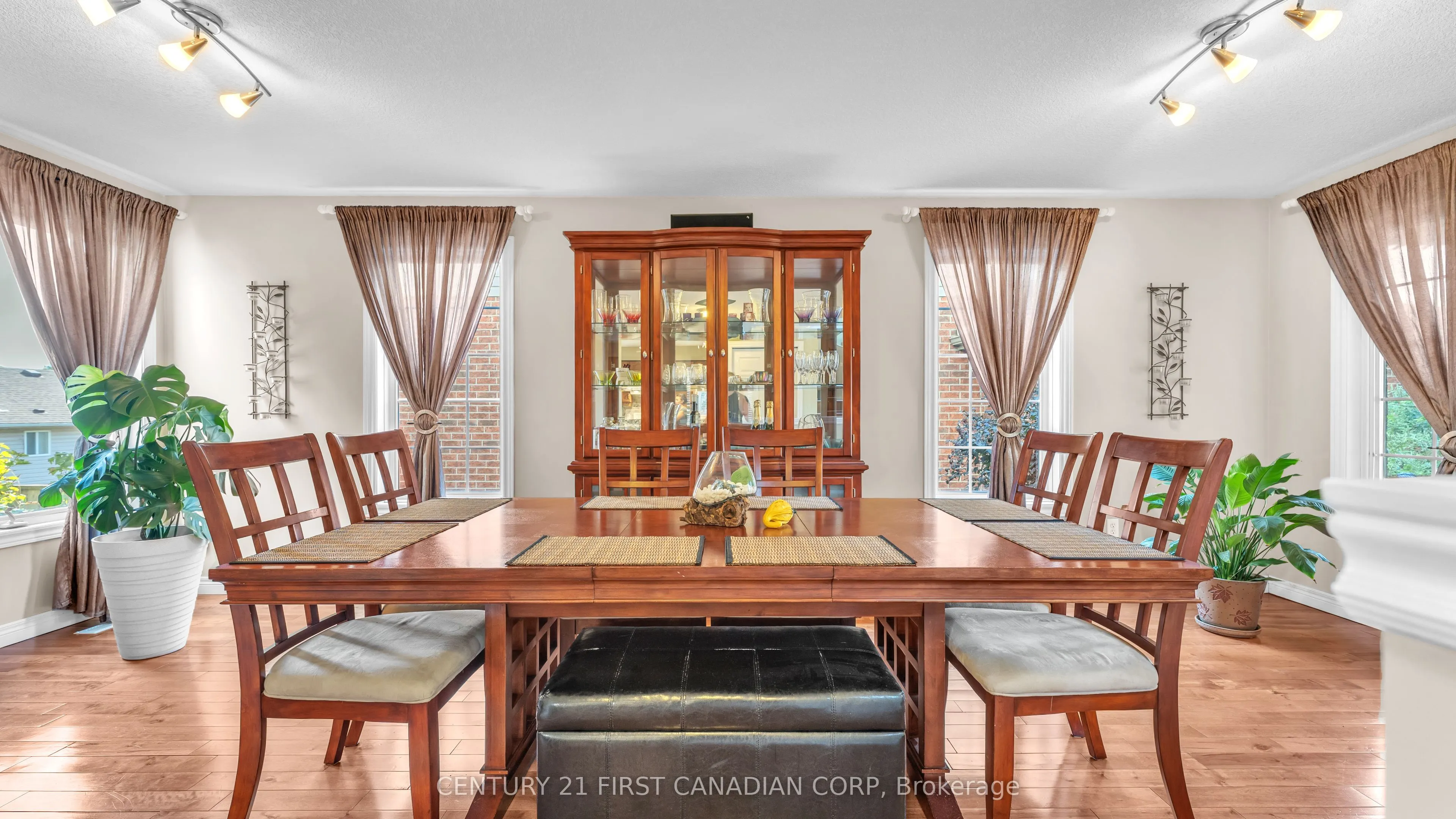 916 Cresthaven Crescent