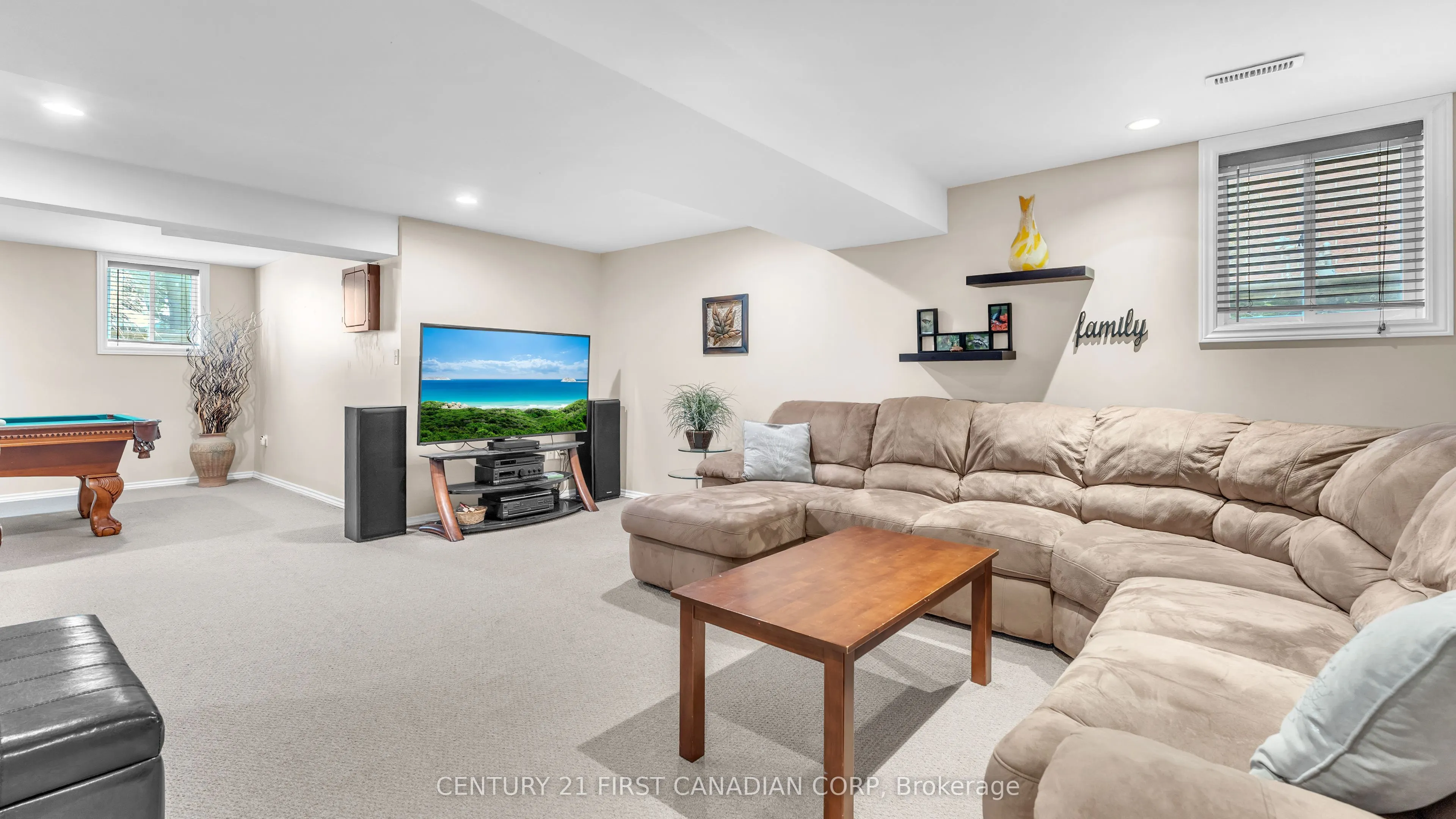 916 Cresthaven Crescent