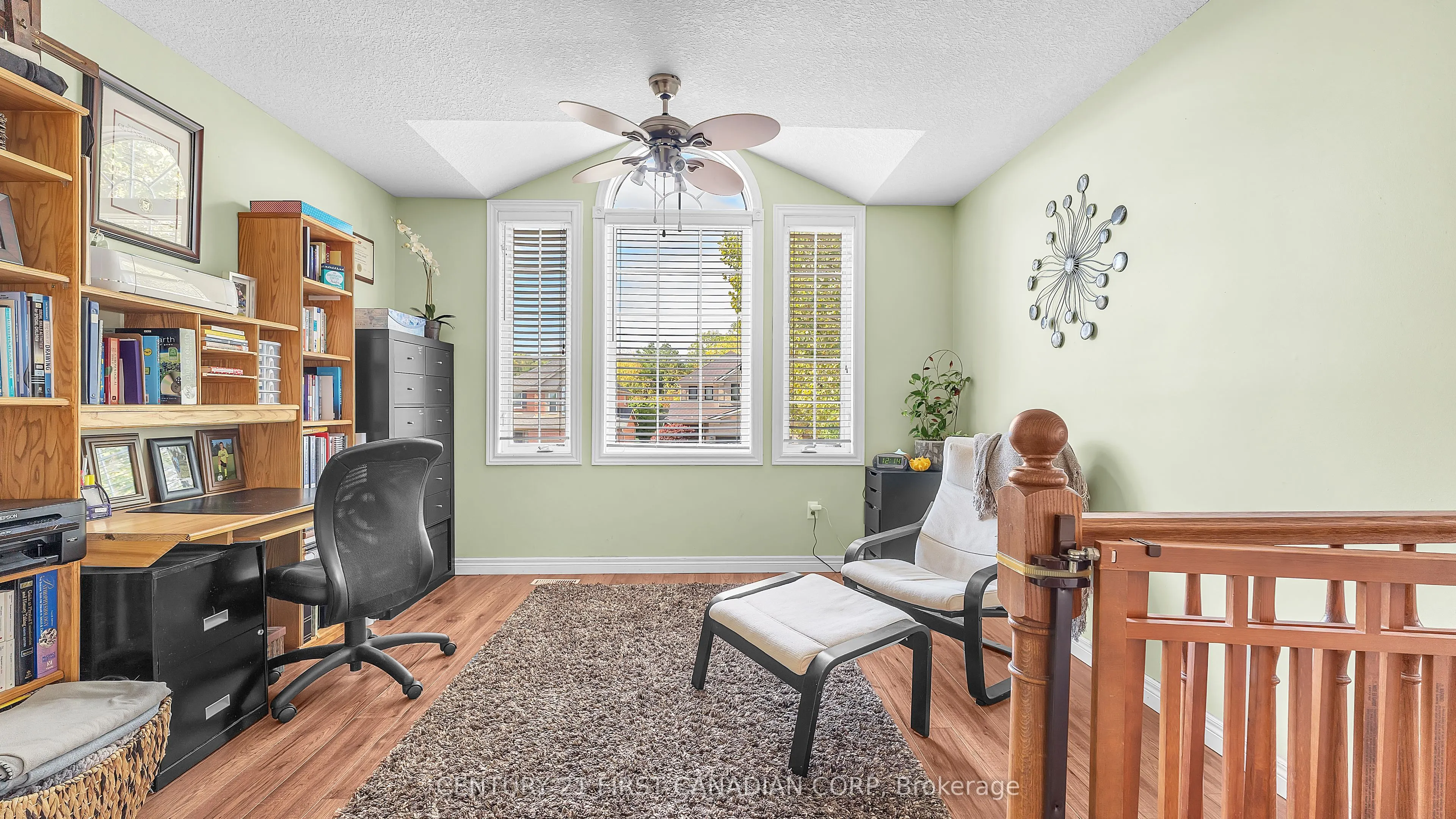 916 Cresthaven Crescent