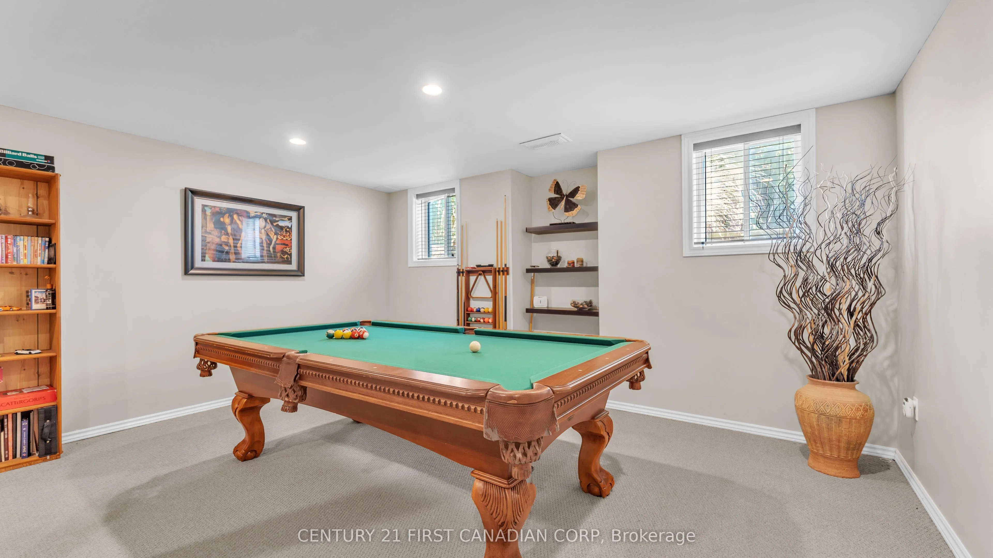 916 Cresthaven Crescent