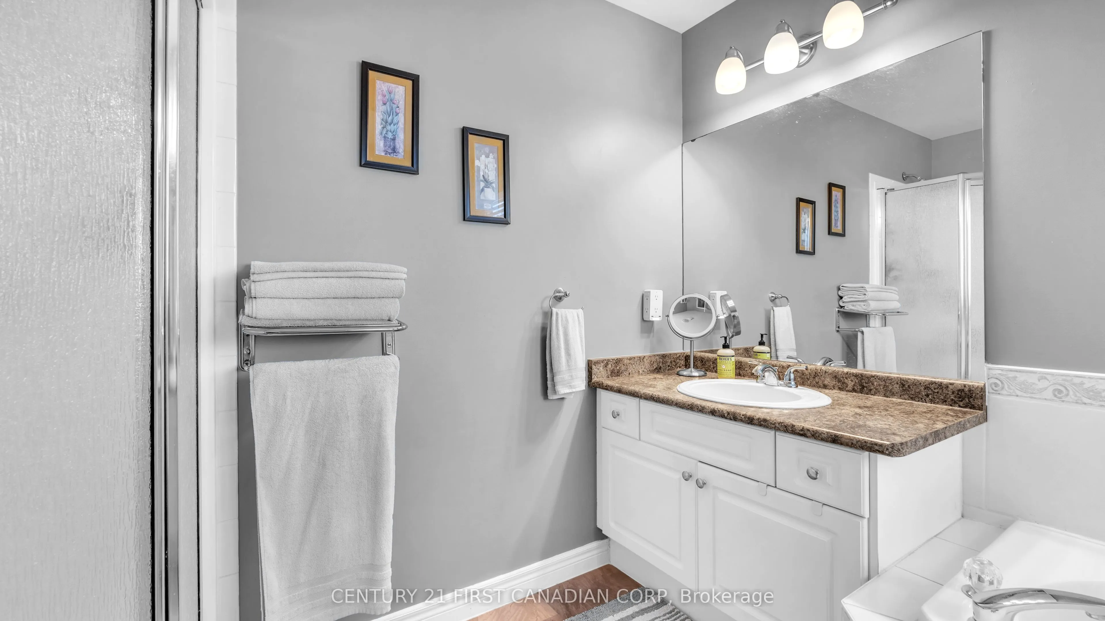 916 Cresthaven Crescent