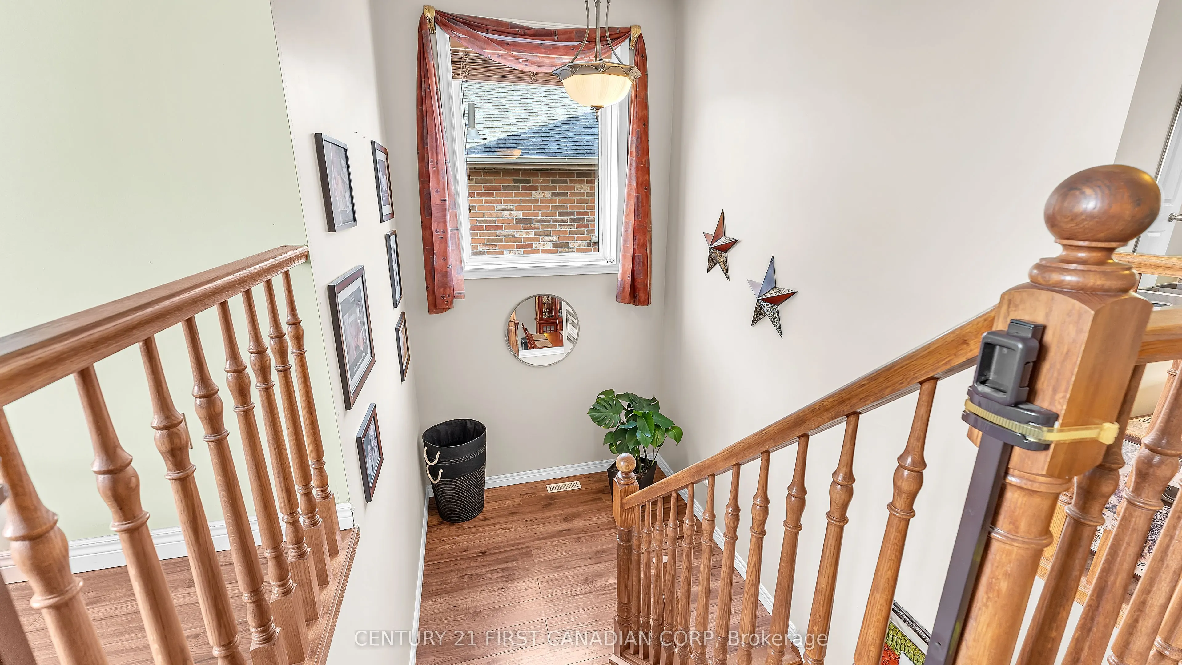 916 Cresthaven Crescent
