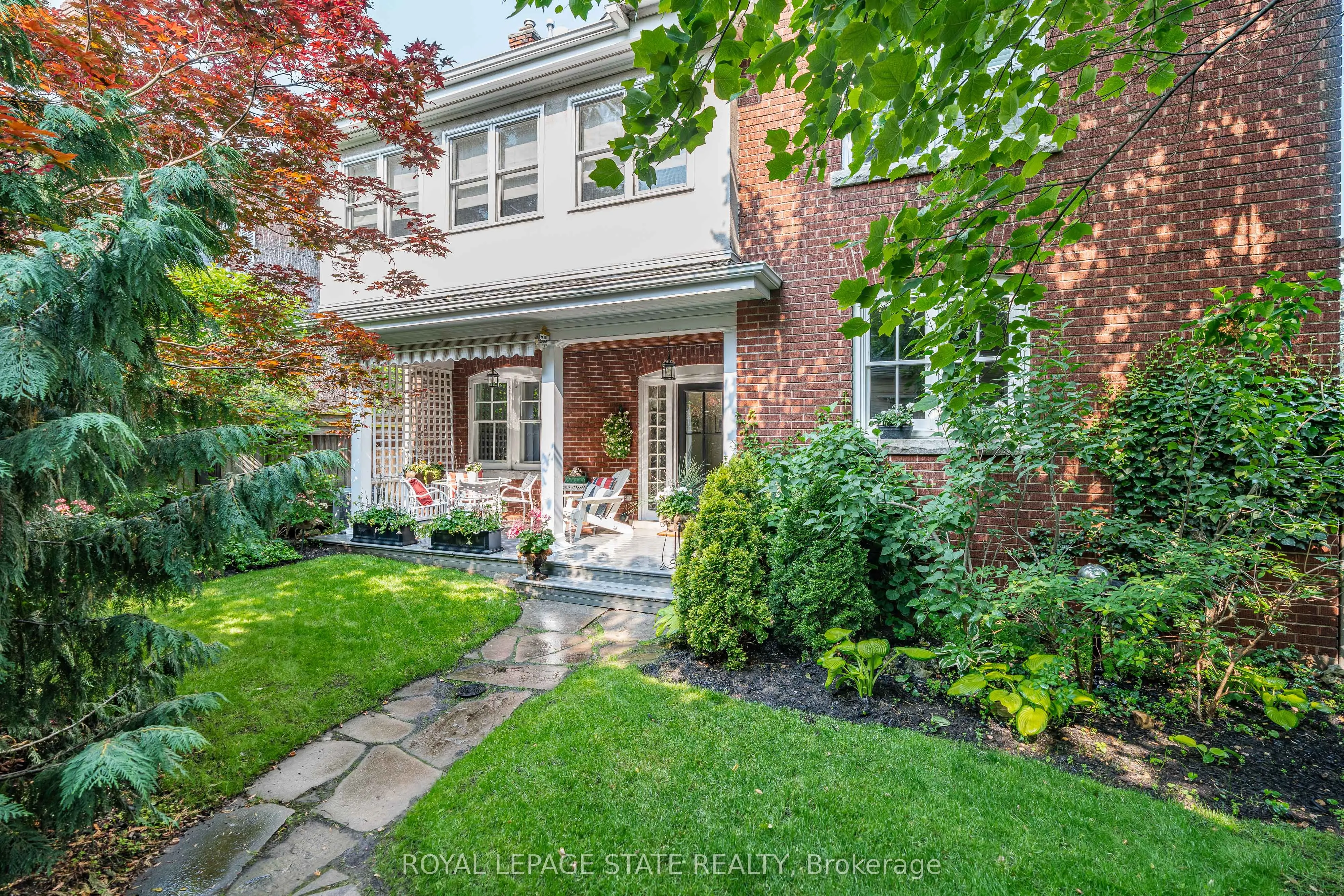 247 MacNab Street S
