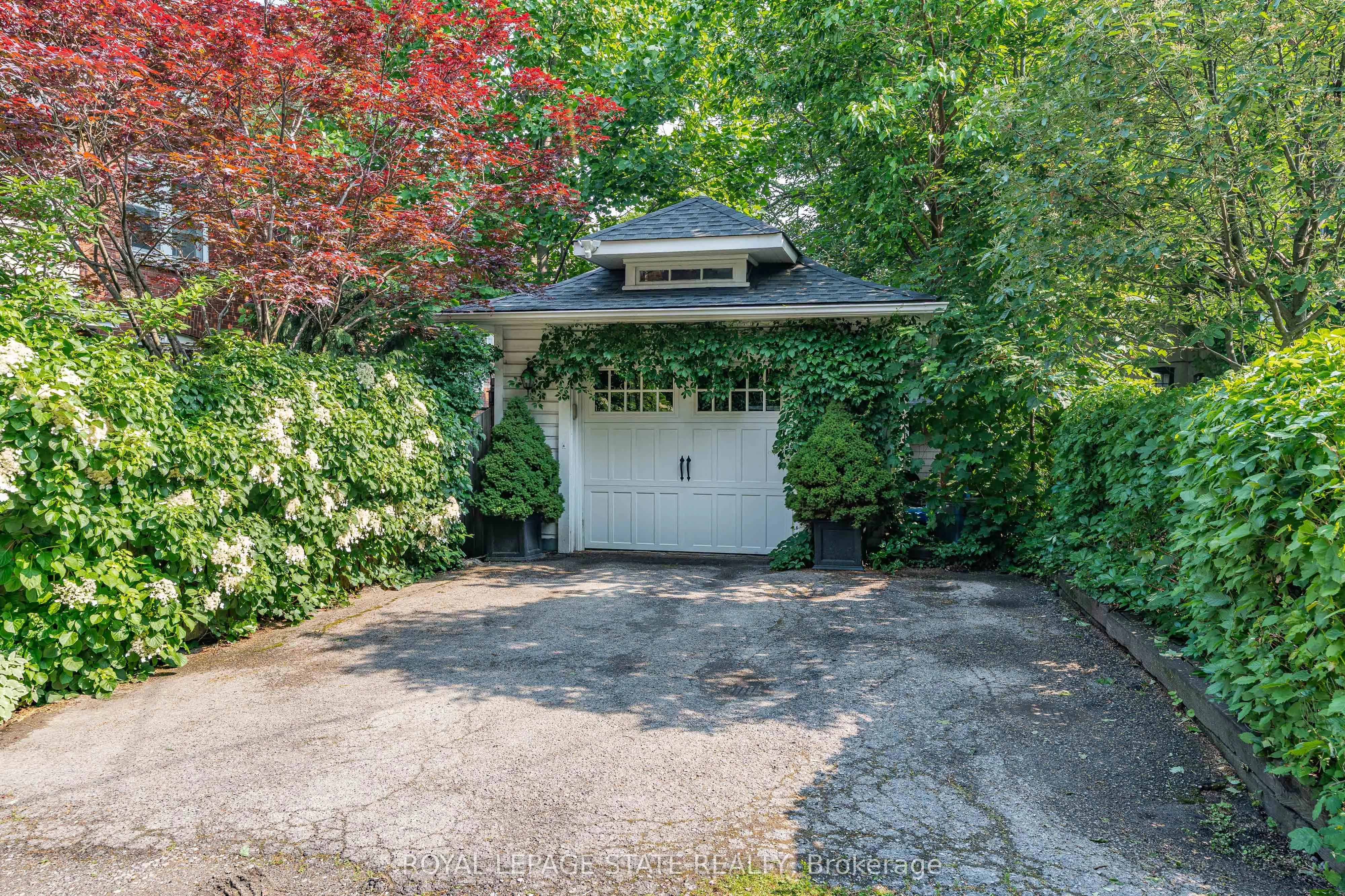 247 MacNab Street S