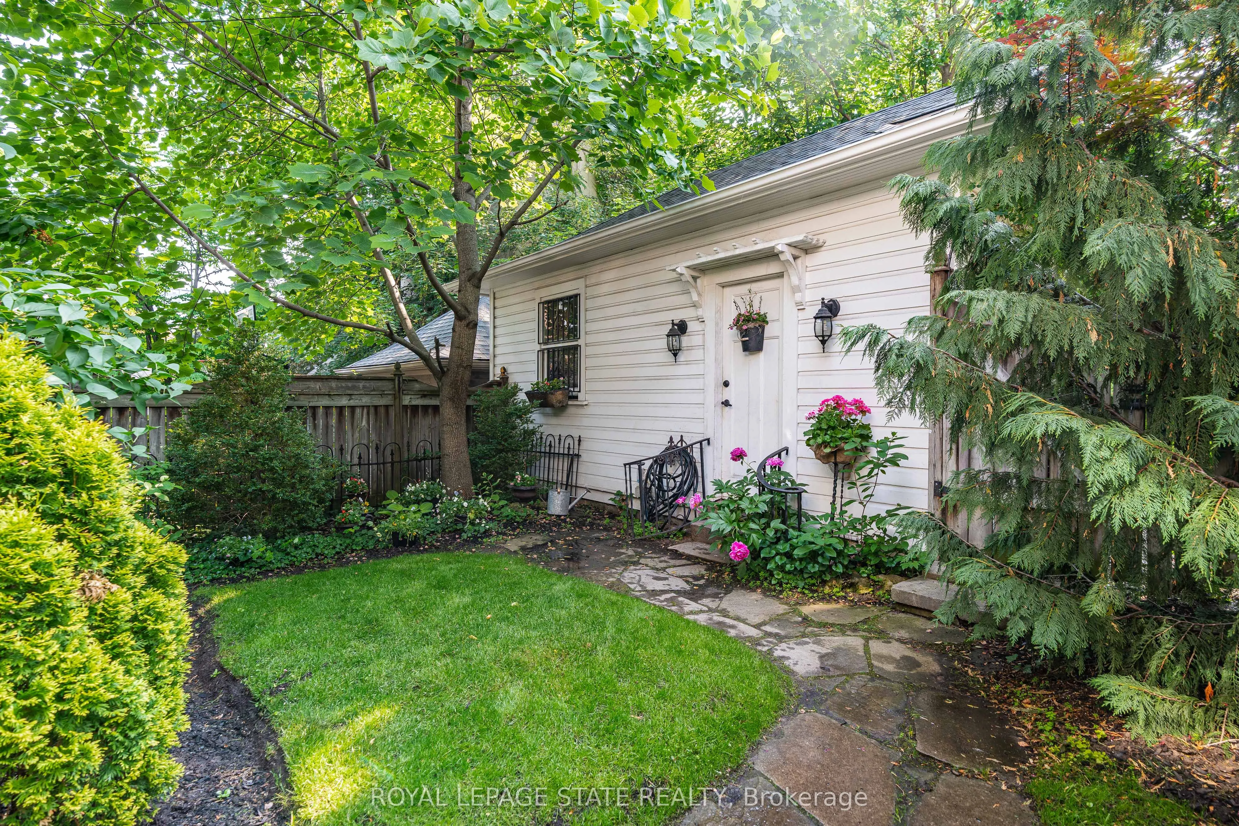 247 MacNab Street S