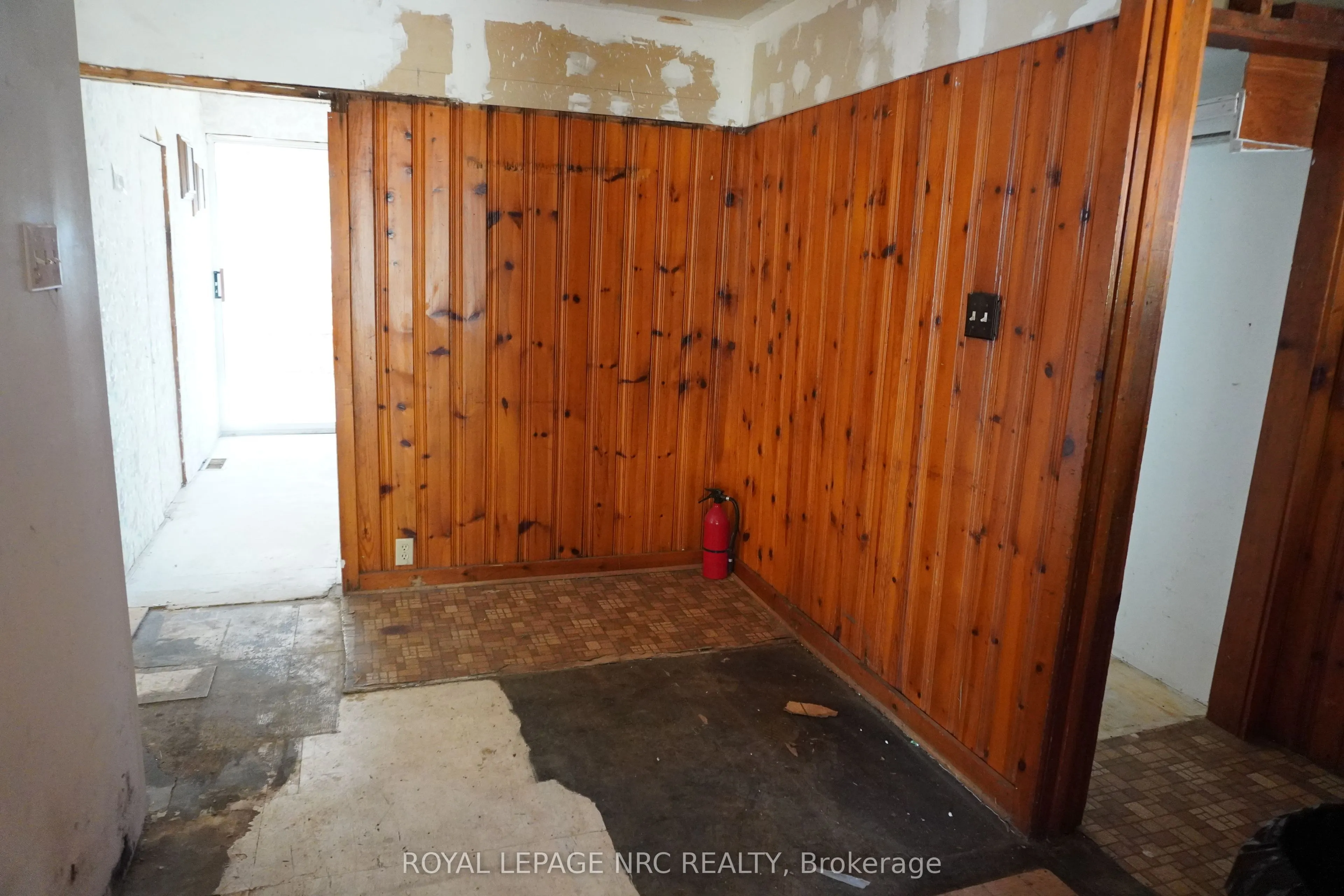 212 Lincoln Road W