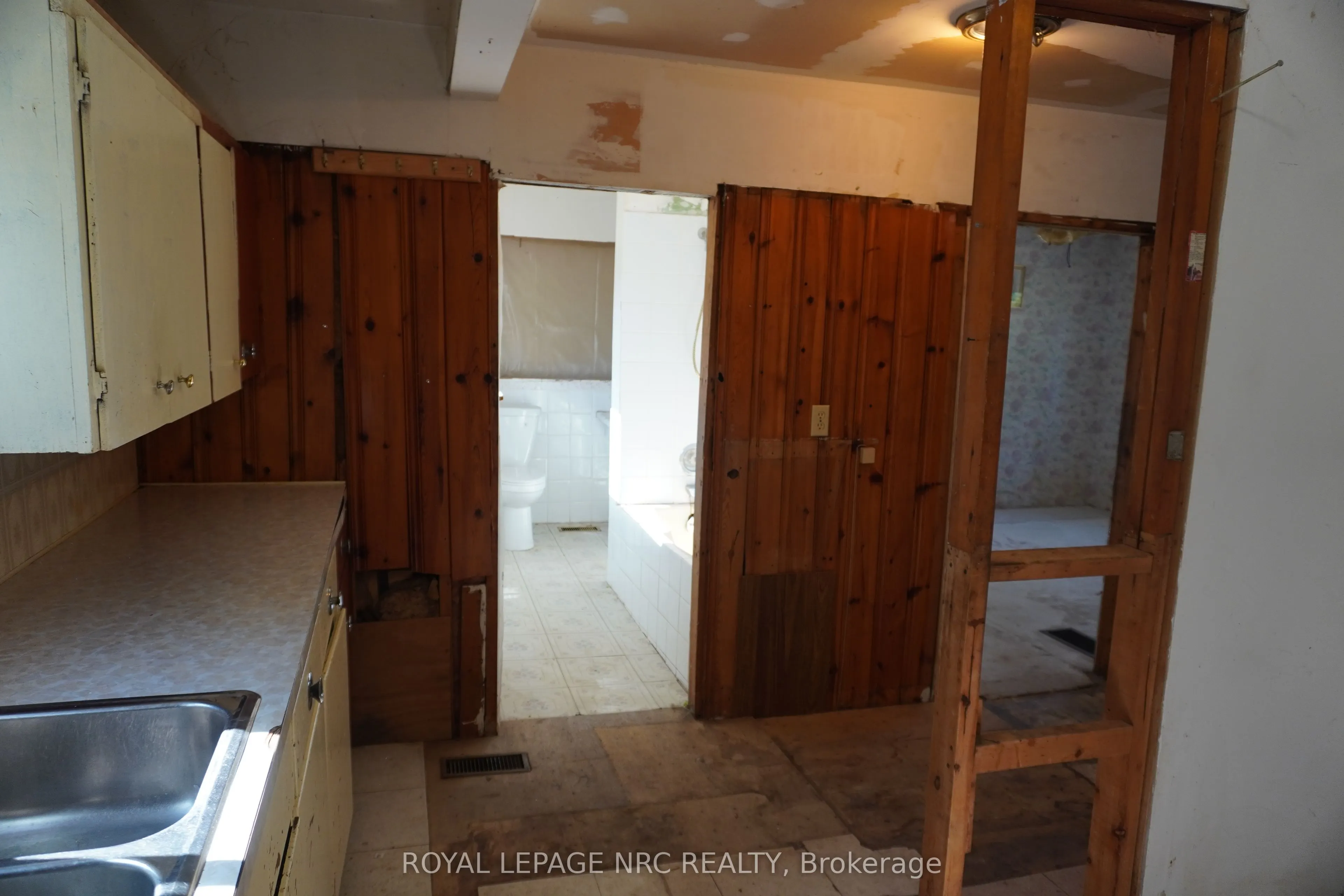 212 Lincoln Road W