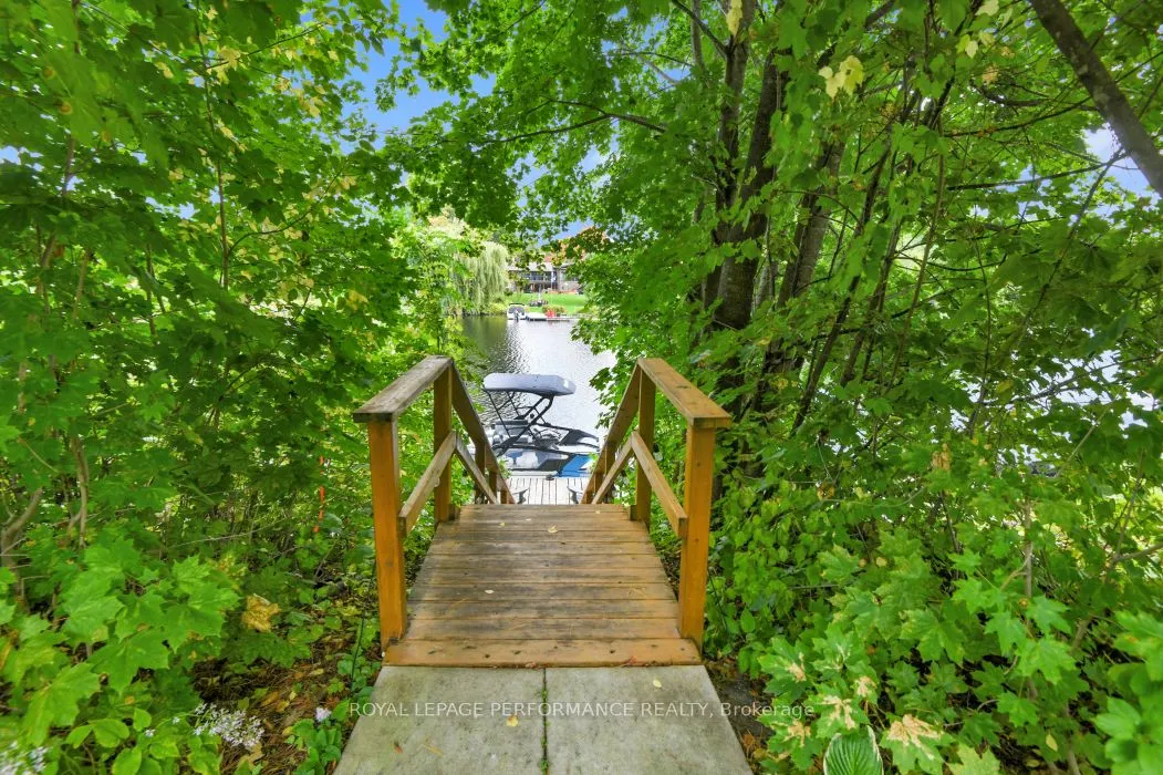 5583 Manotick Main Street