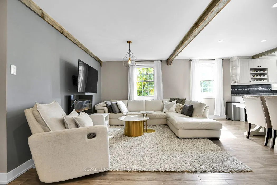 5583 Manotick Main Street