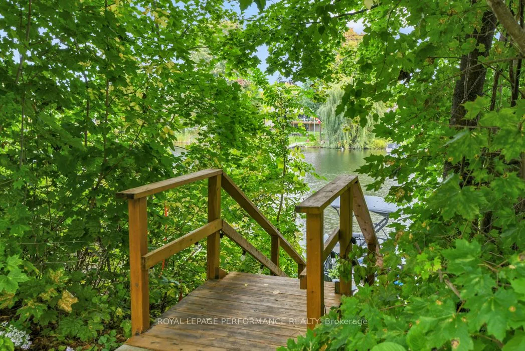 5583 Manotick Main Street