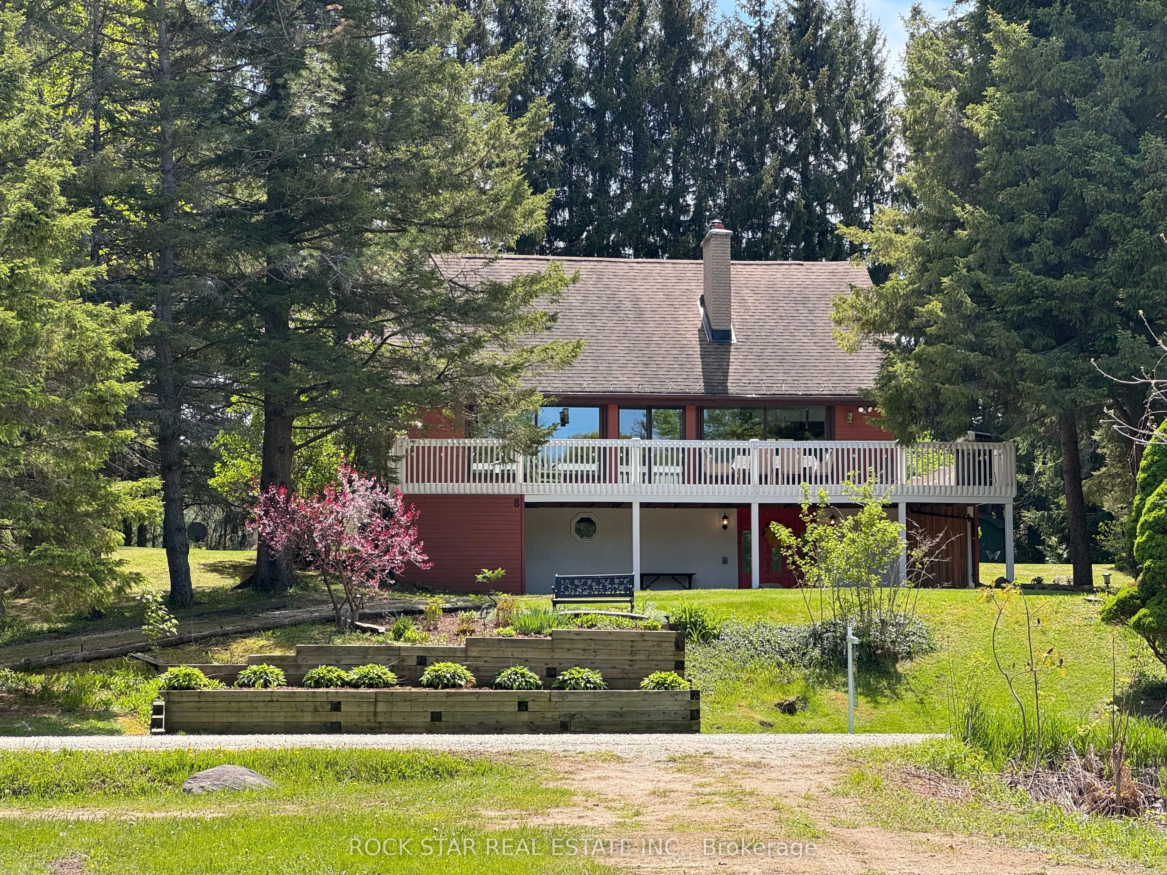 8 Pine River Crescent