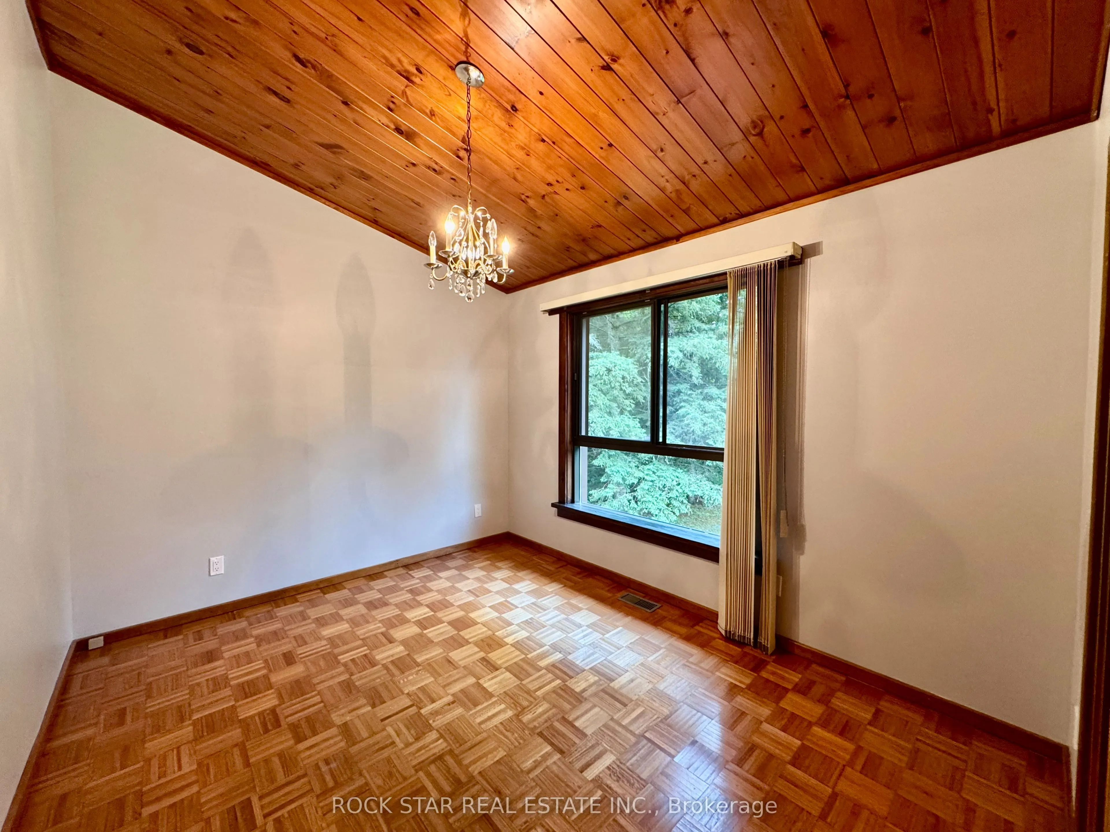 8 Pine River Crescent