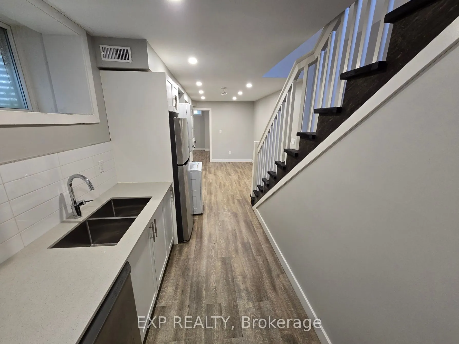 102 Wellington Street N, #1
