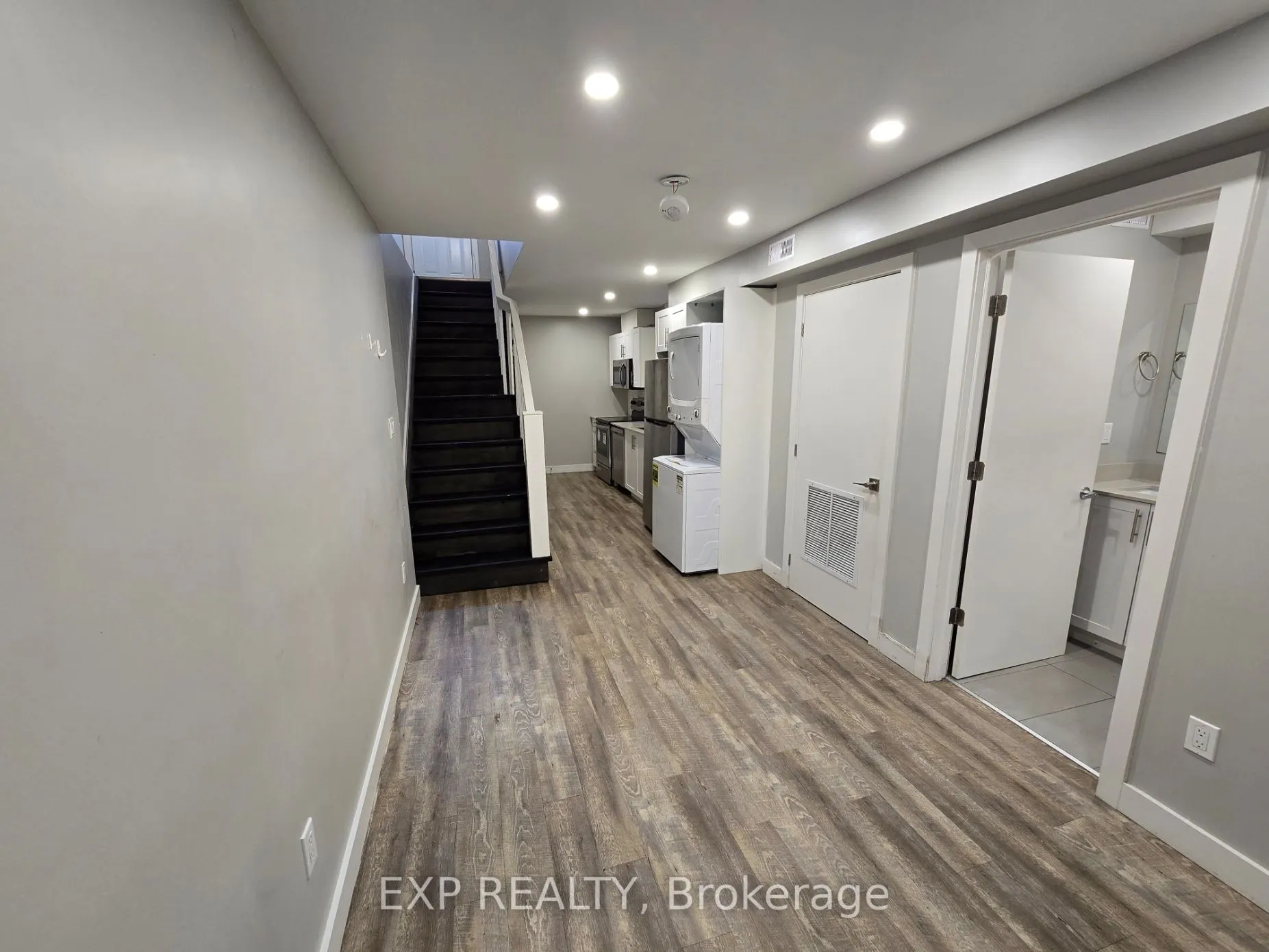 102 Wellington Street N, #1