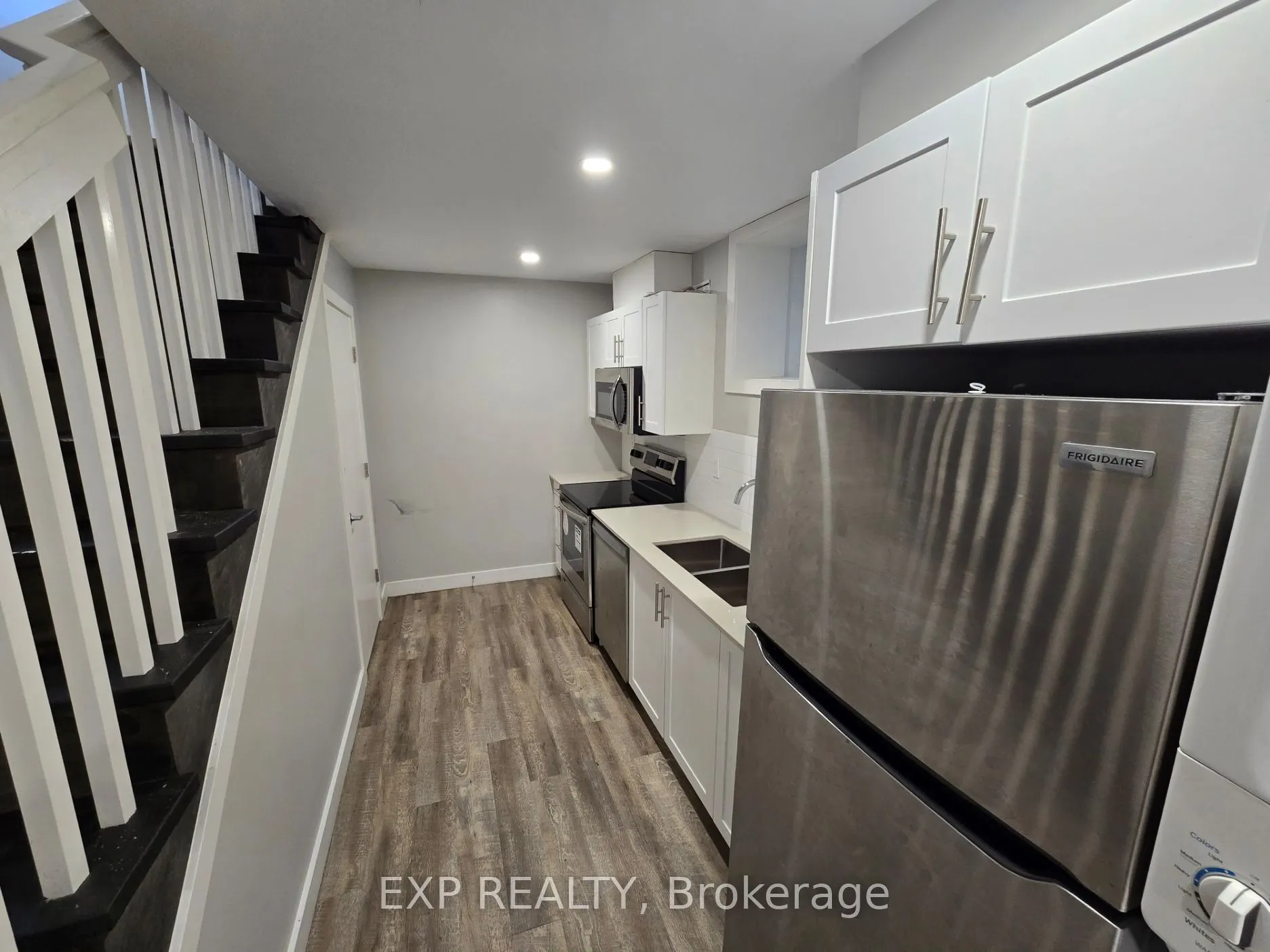 102 Wellington Street N, #1
