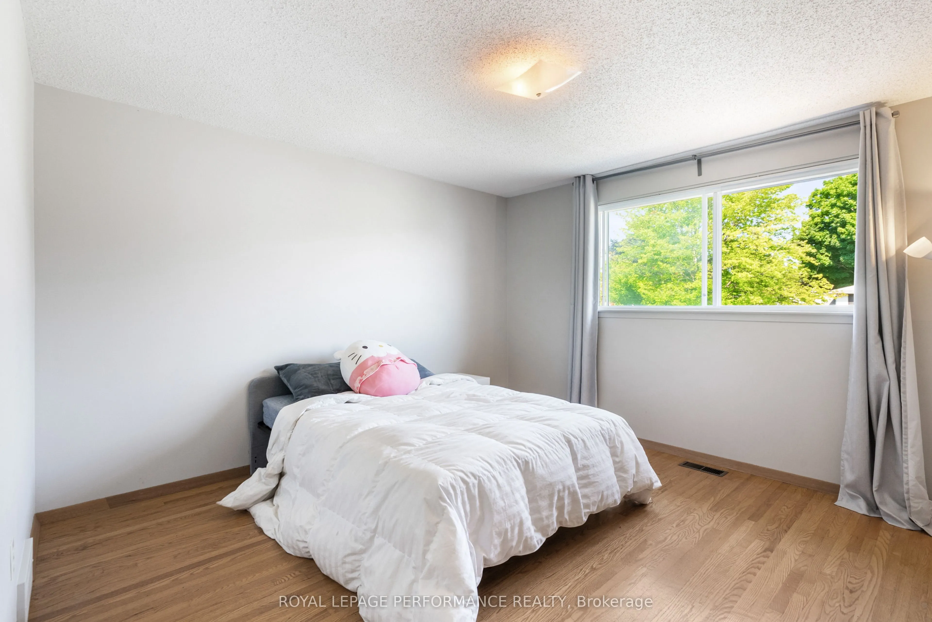 33 Woodview Crescent