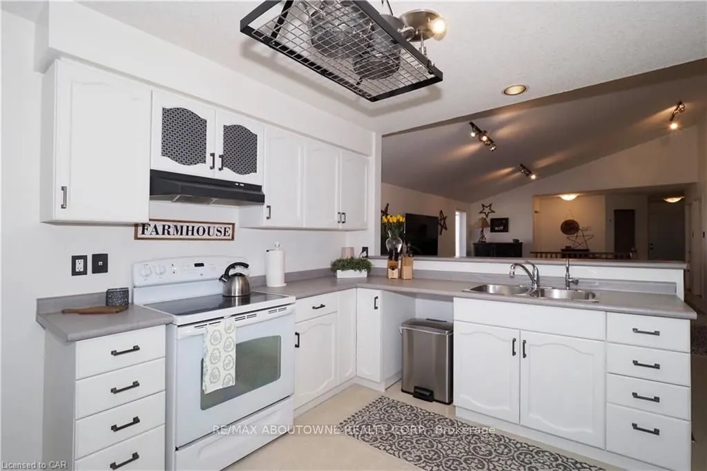 33 Boulder Crescent, #Main