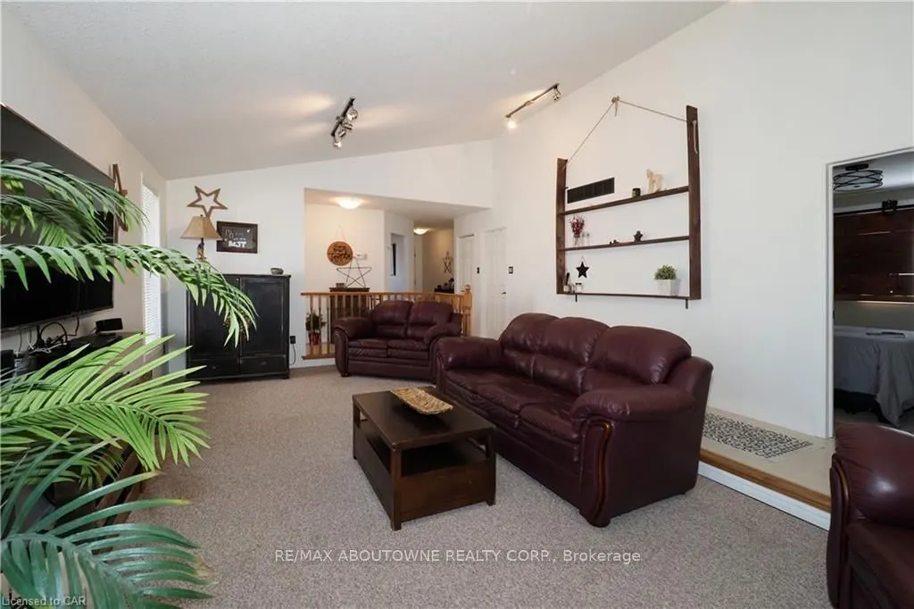 33 Boulder Crescent, #Main