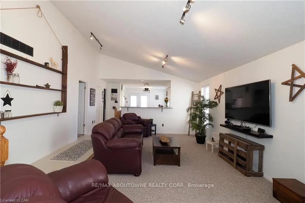 33 Boulder Crescent, #Main